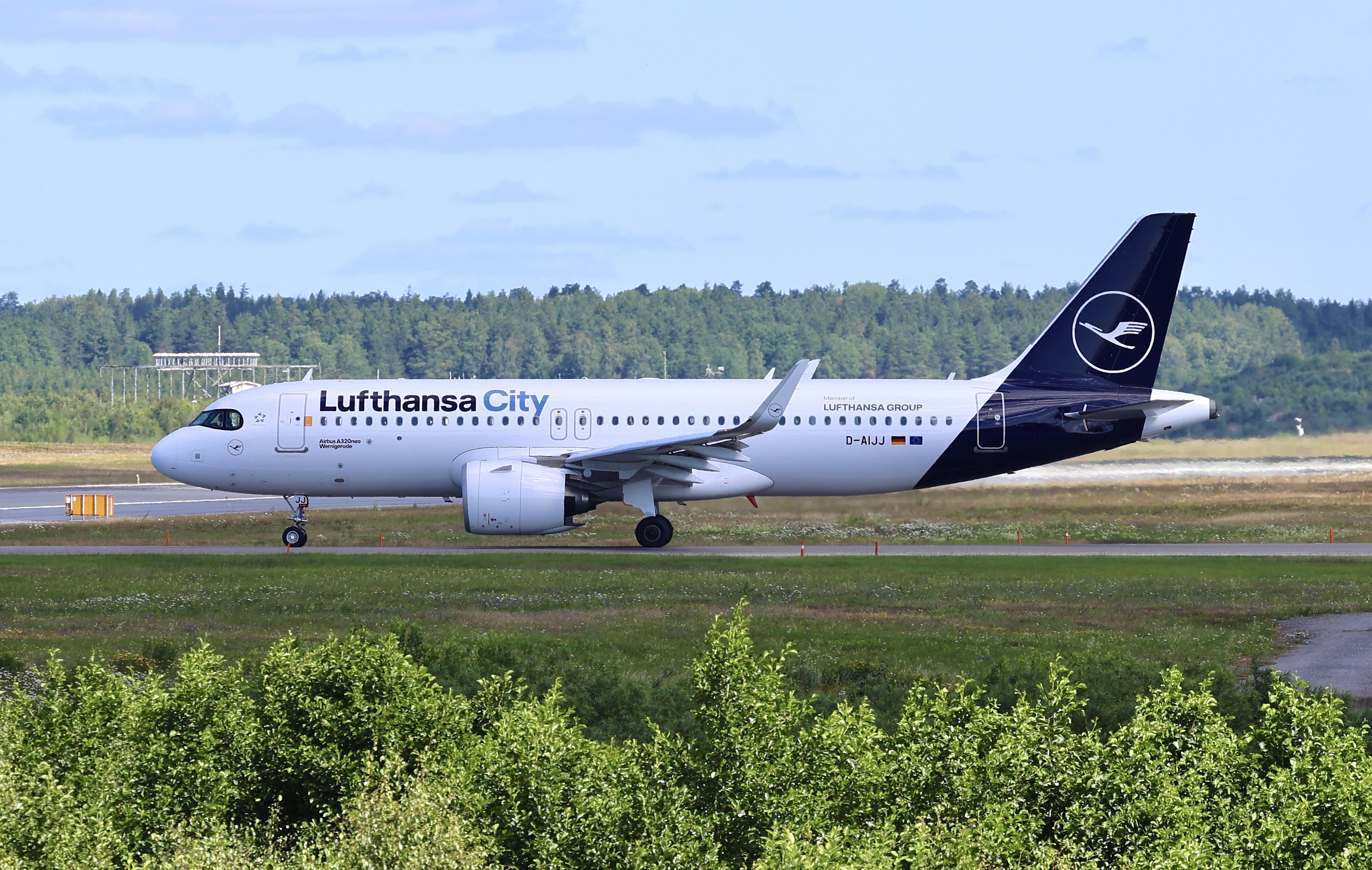 D-AIJJ @ ESSA - Rwy 01L - by wijken