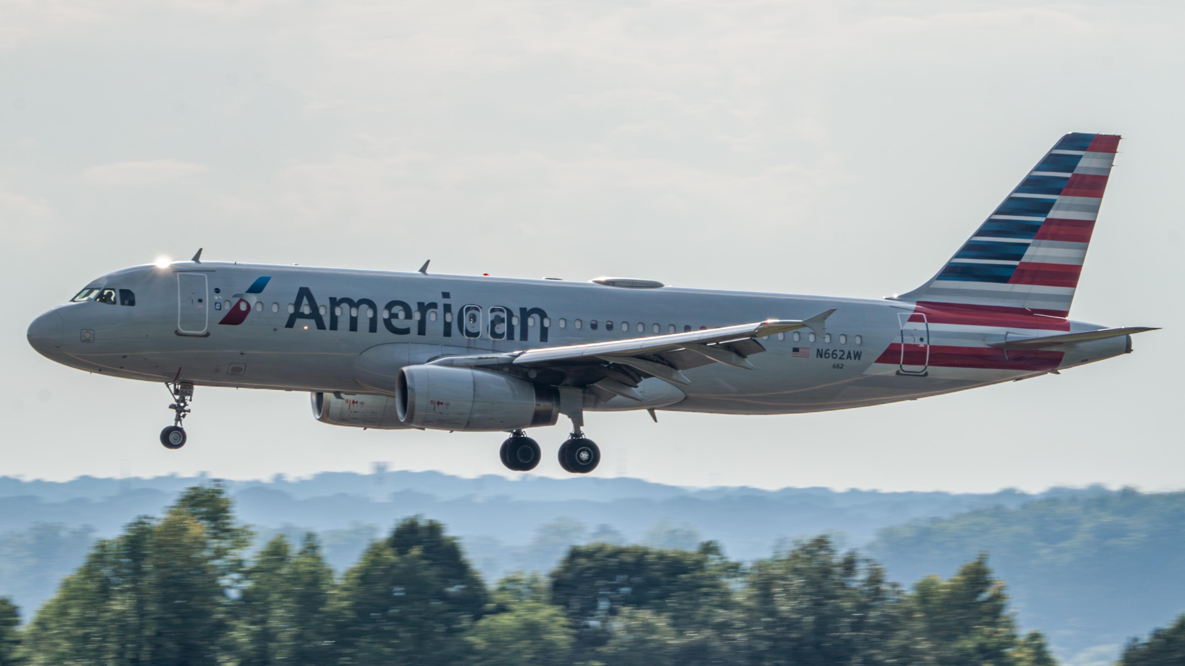 N662AW @ KCLT - American A320 - by AviationLover50