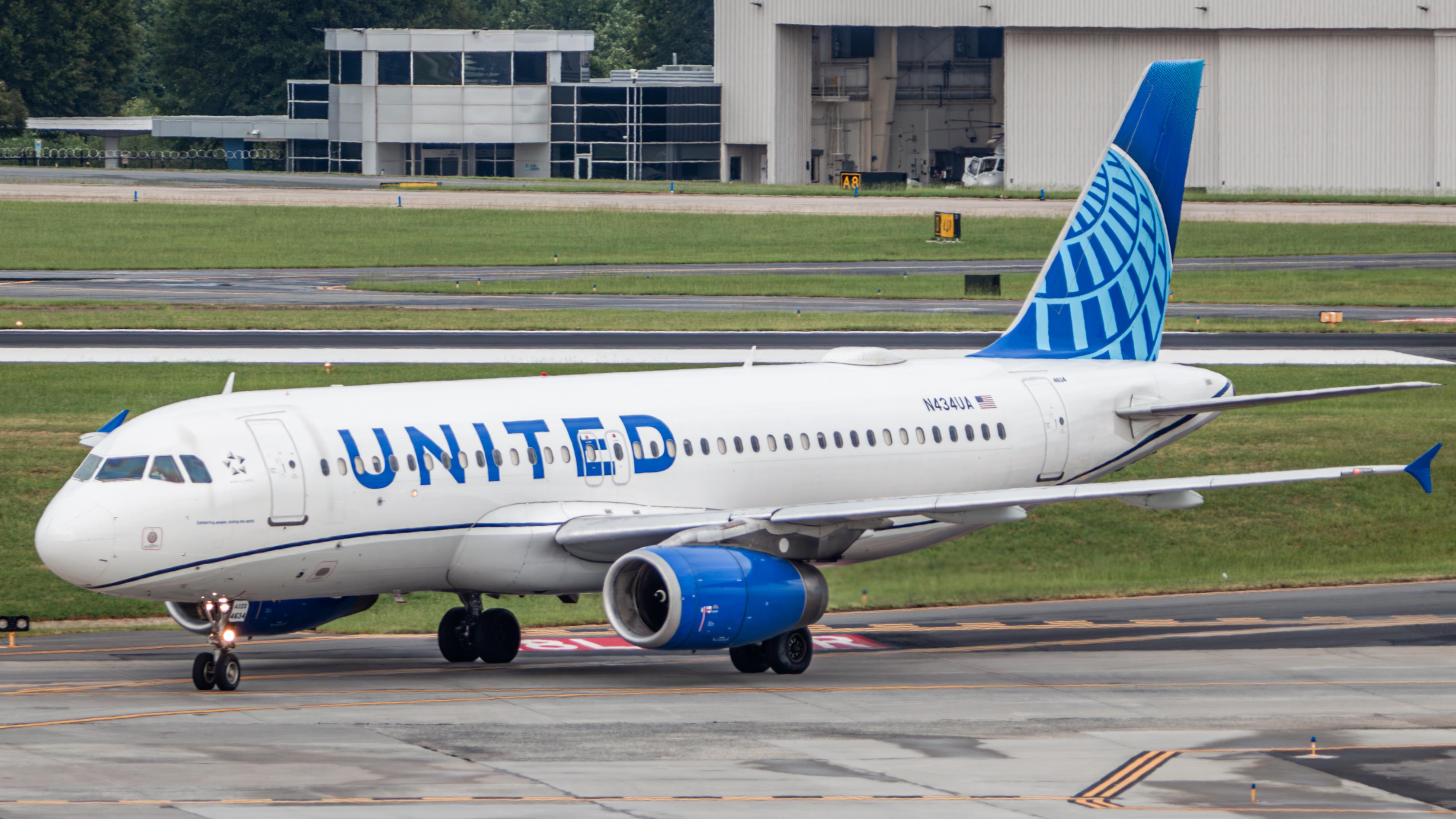 N434UA @ KCLT - United A320 - by AviationLover50