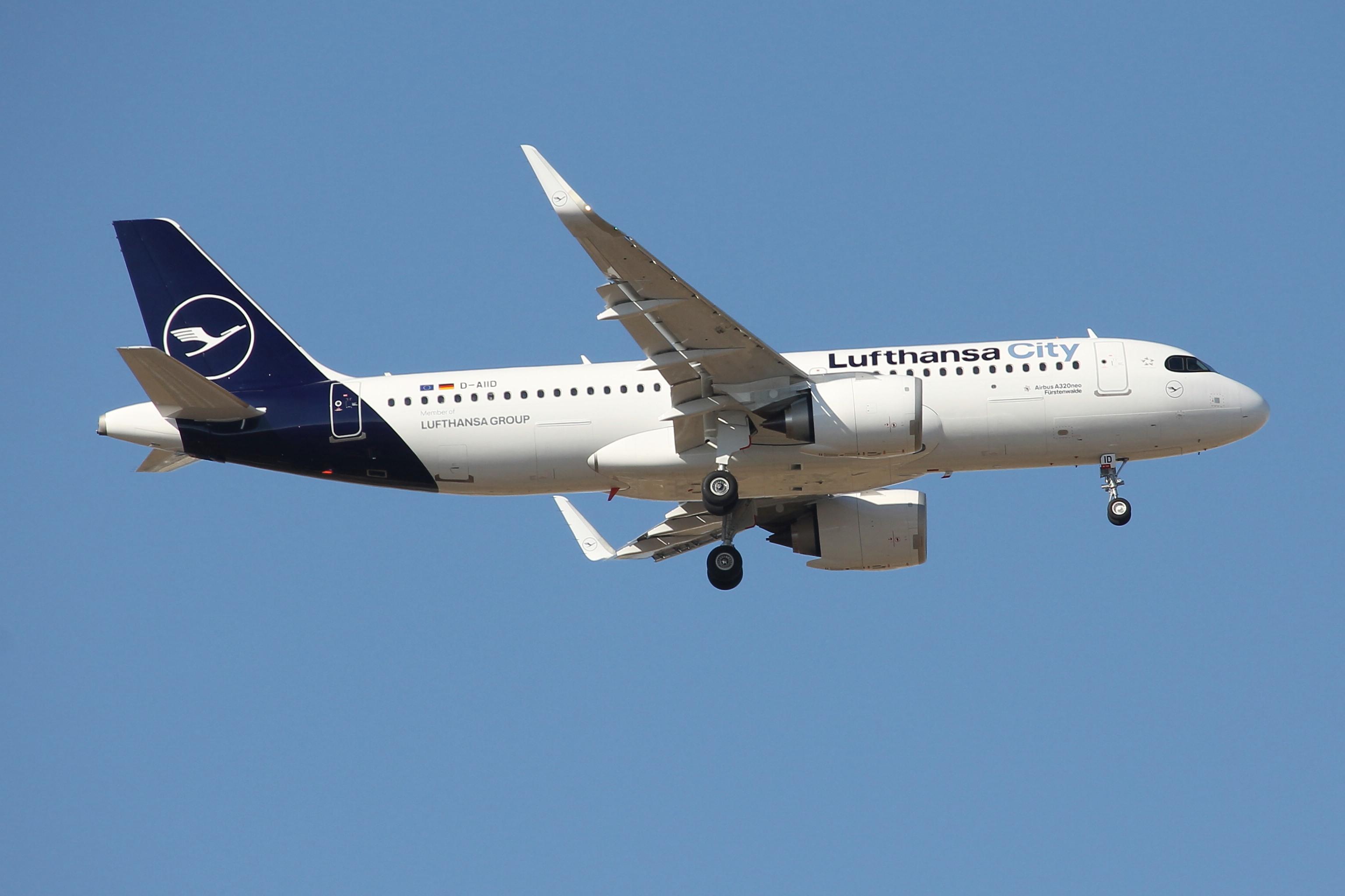 SP-RZI @ LMML - Airbus A320-251N reg D-AIID of Lufthansa City on final approach for RW31 Malta. - by raymond