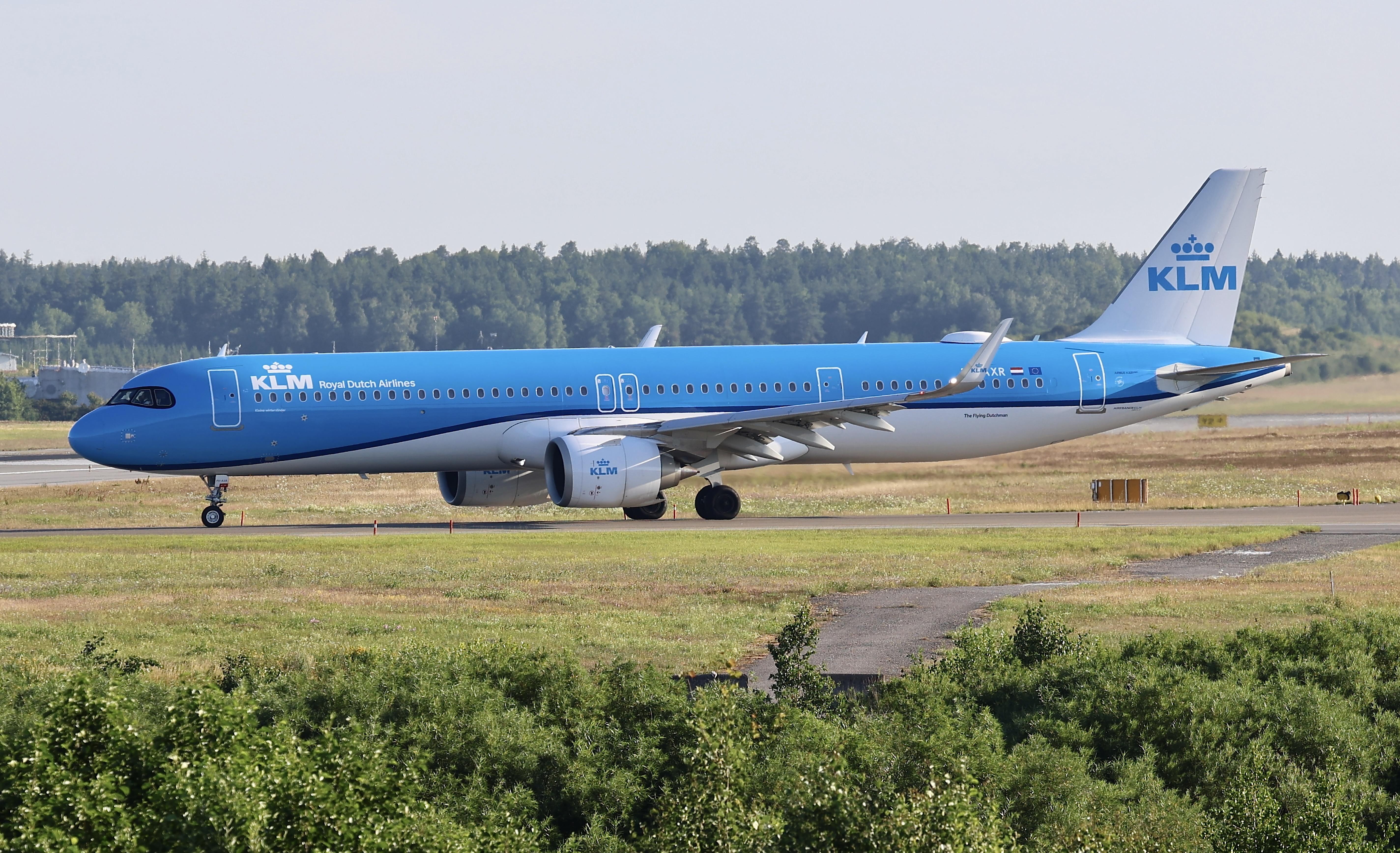 PH-AXR @ ESSA - Rwy 01L - by wijken