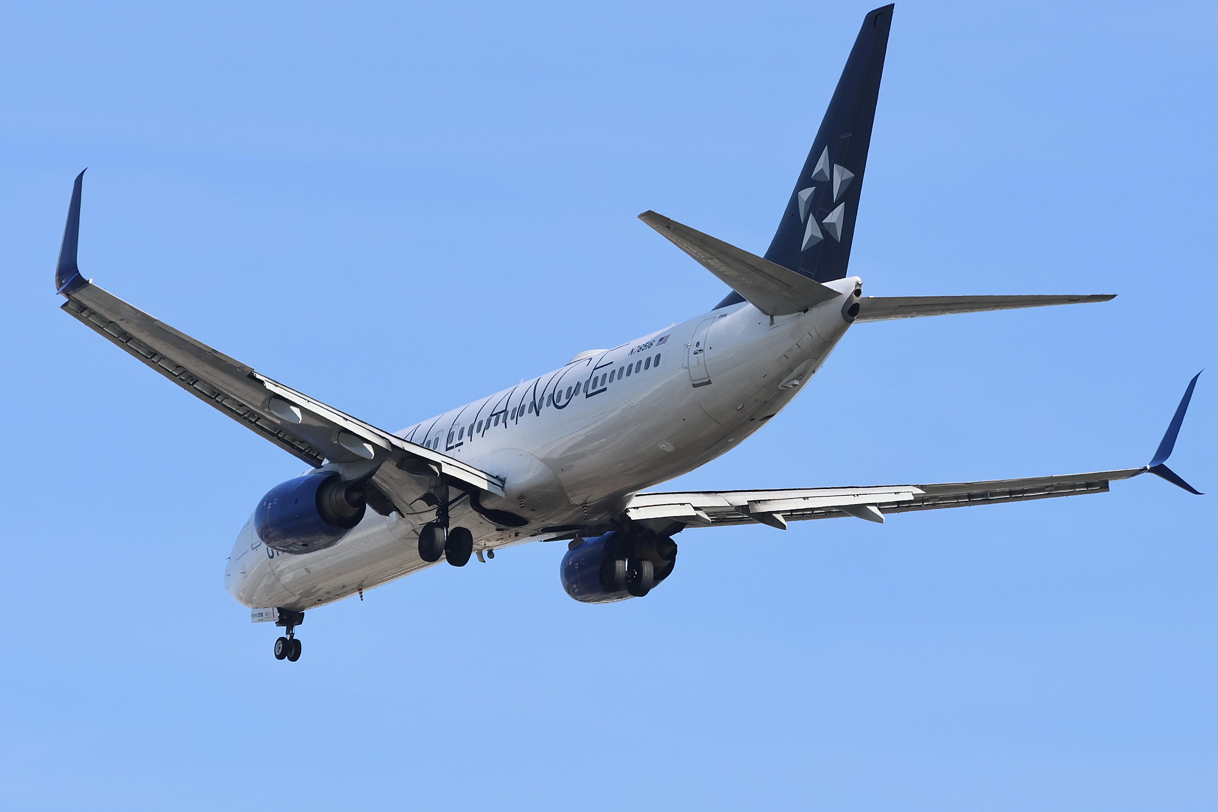 N76516 @ KORD - B738 United Airlines Boeing 737-824 N76516 arriving 10R KORD - by MarkKalfas