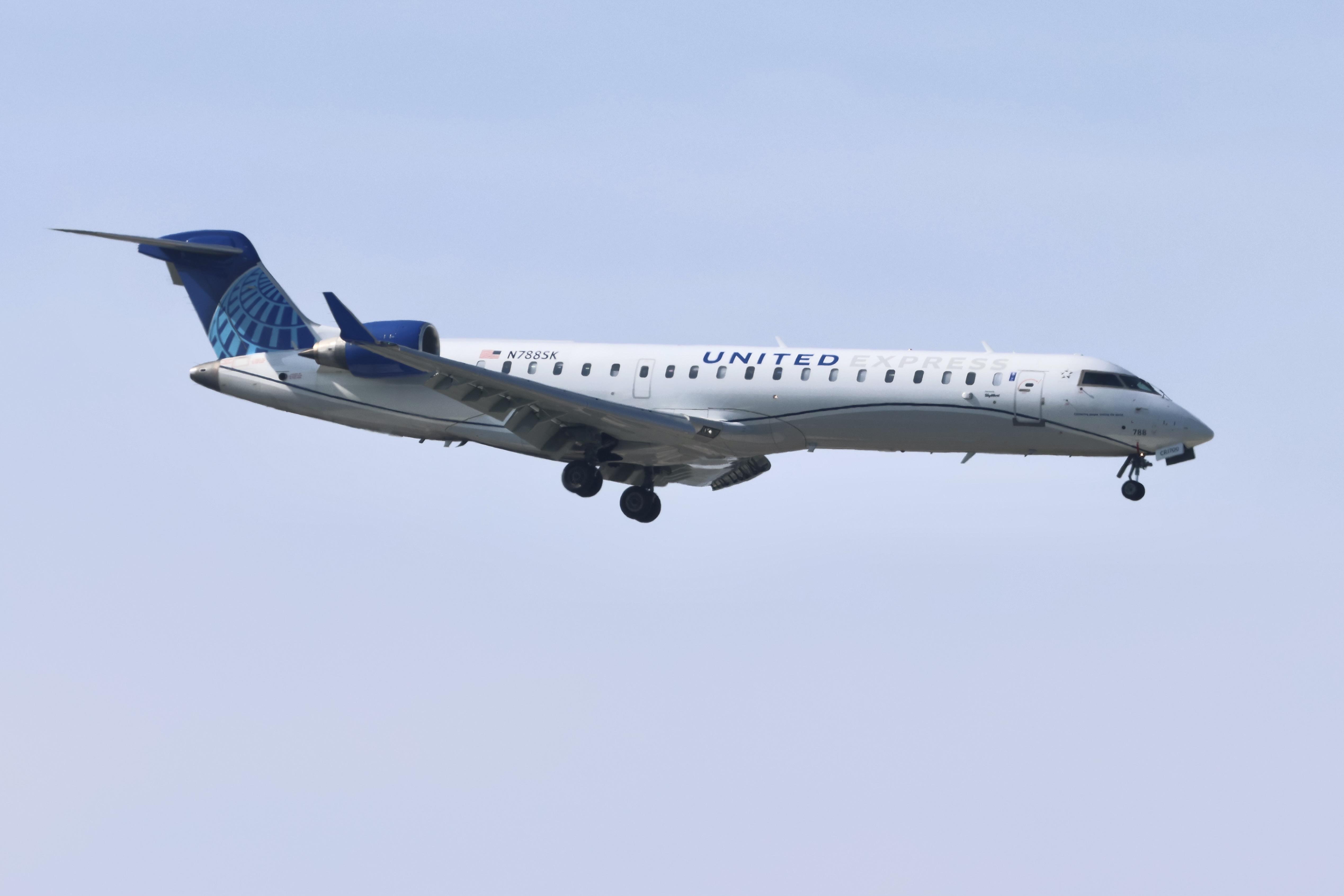 N788SK @ KORD - CRJ7 SkyWest / United Express Bombardier CRJ-701ER, N788SK , 10R approach KORD - by MarkKalfas
