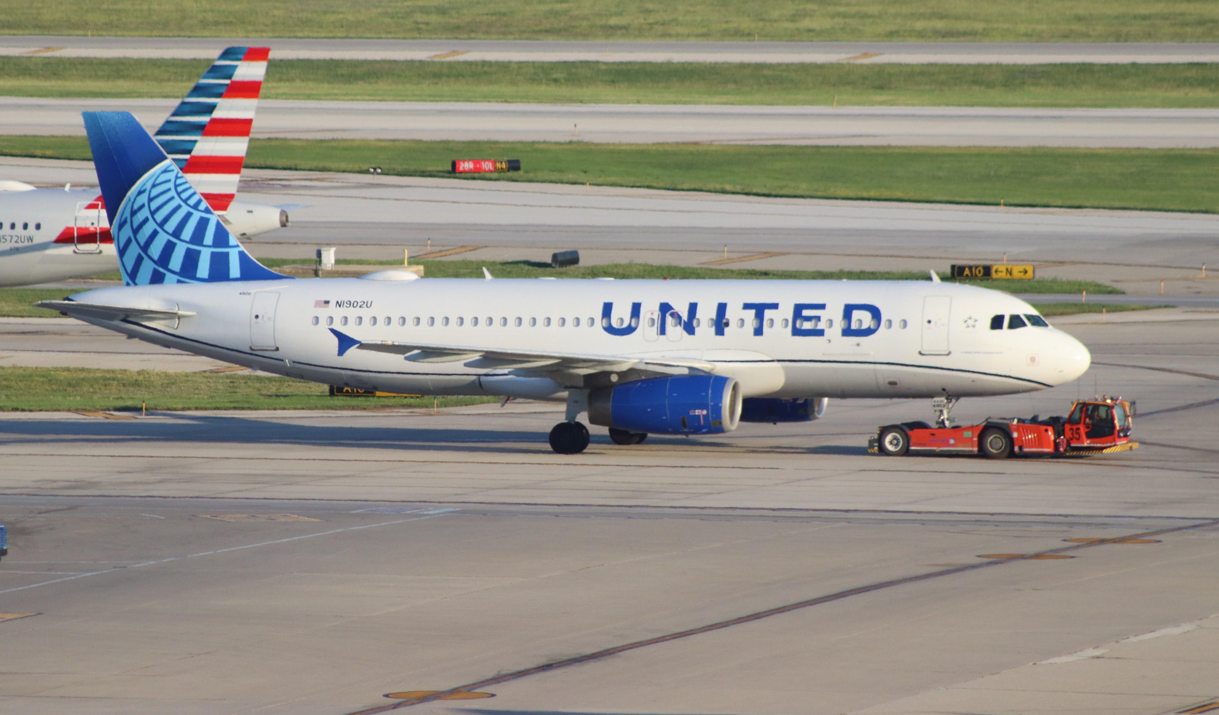 N1902U @ KORD - Airbus A320-214 - by MarkPasqualino