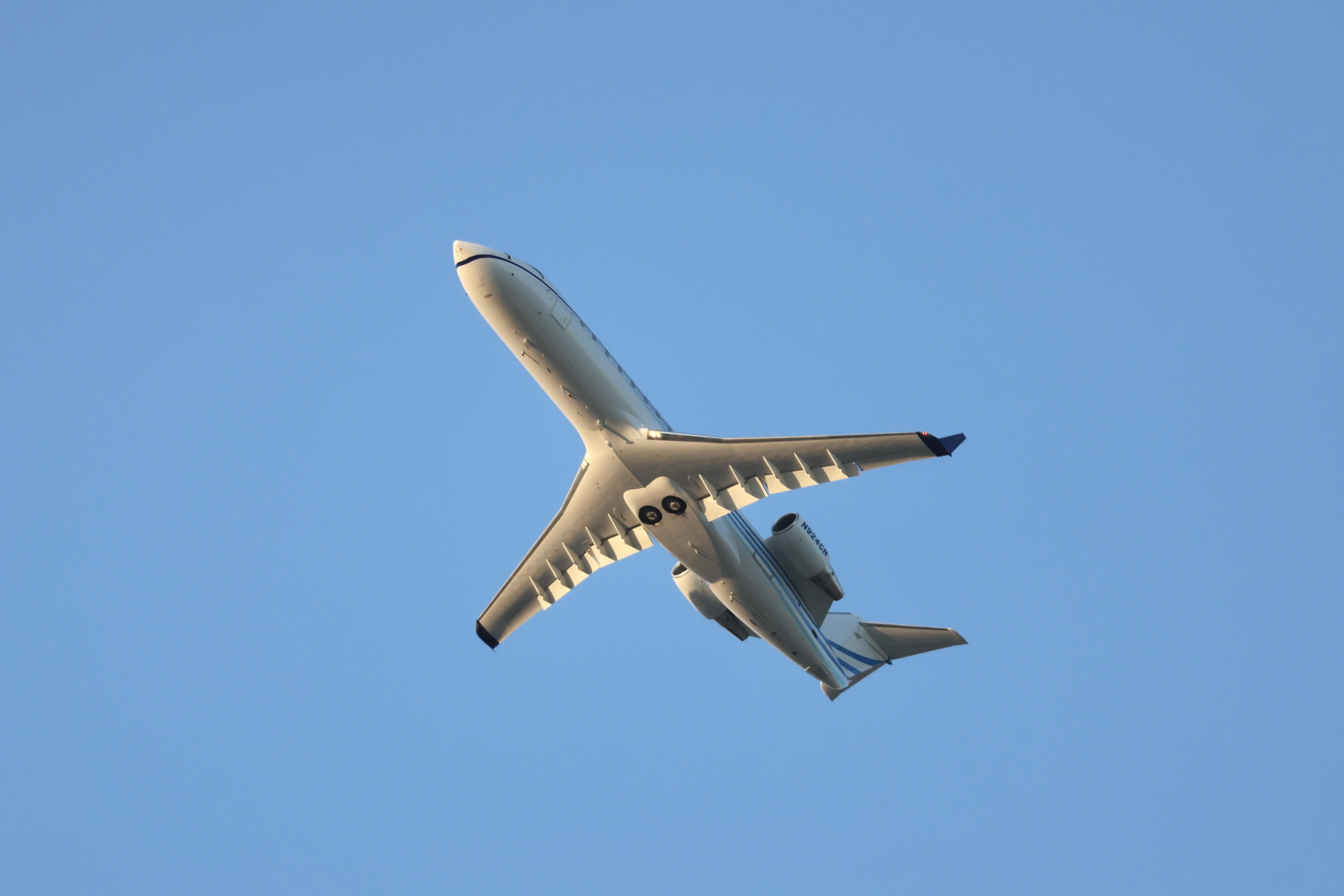 N924CN @ KORD - CRJ2 Contour Airlines/ Corporate Flight Management Bombardier CL-600-2B19 N924CN departing 28C KORD - by MarkKalfas