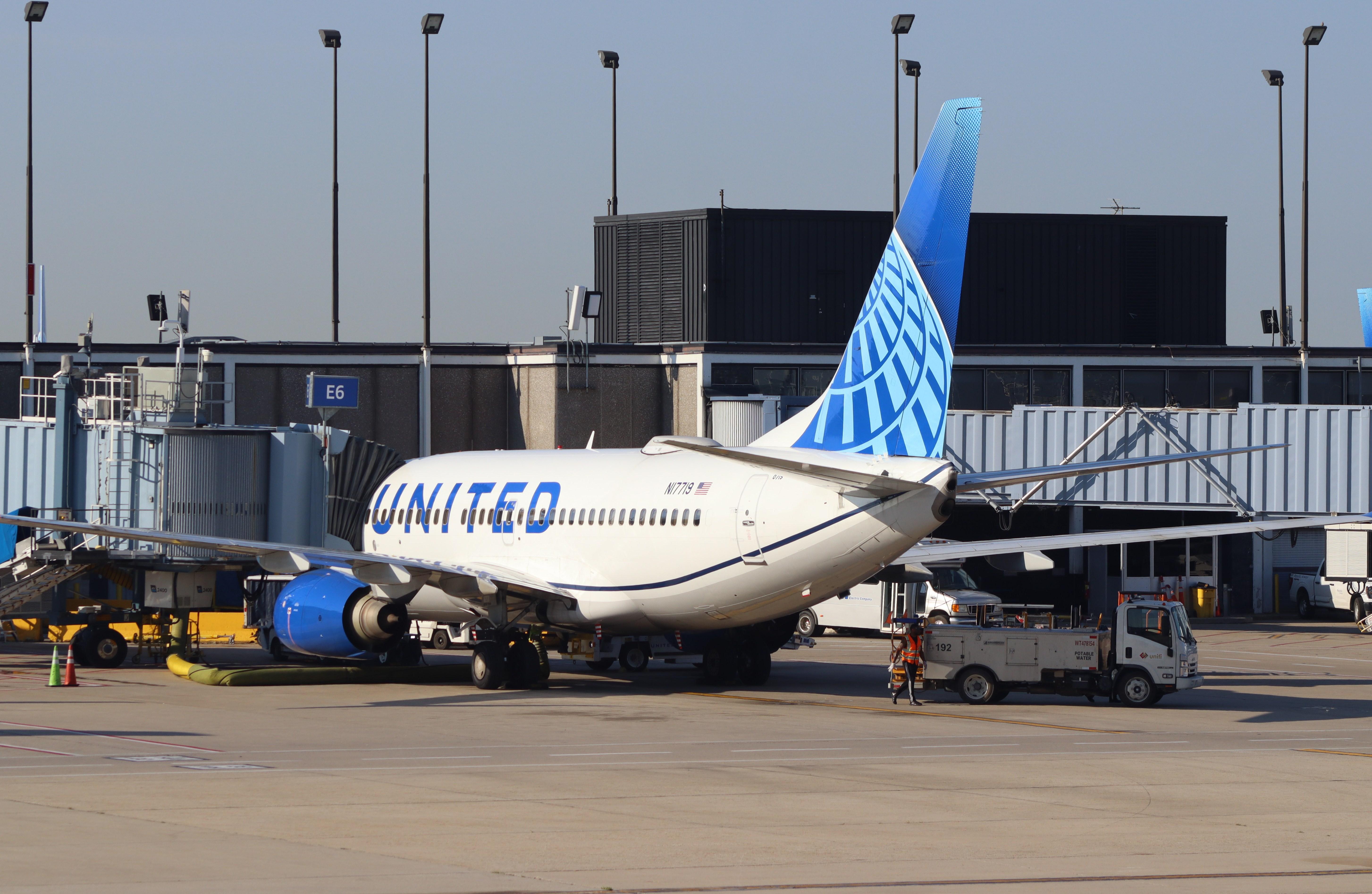 N17719 @ KORD - Boeing 737-724 - by MarkPasqualino