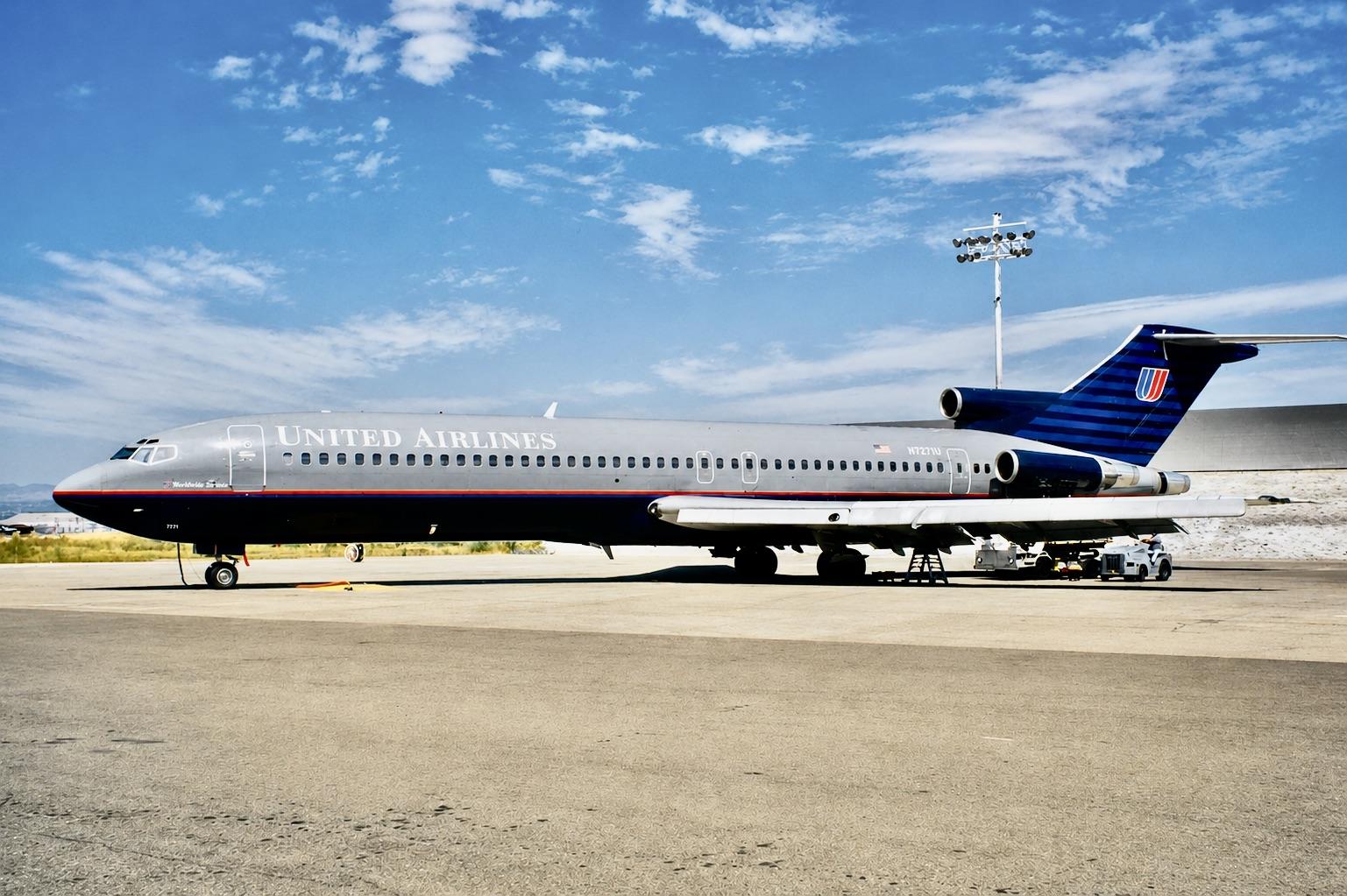 N7271U @ KOAK - Oakland airport in California early 1990's - by ClaytonEddy