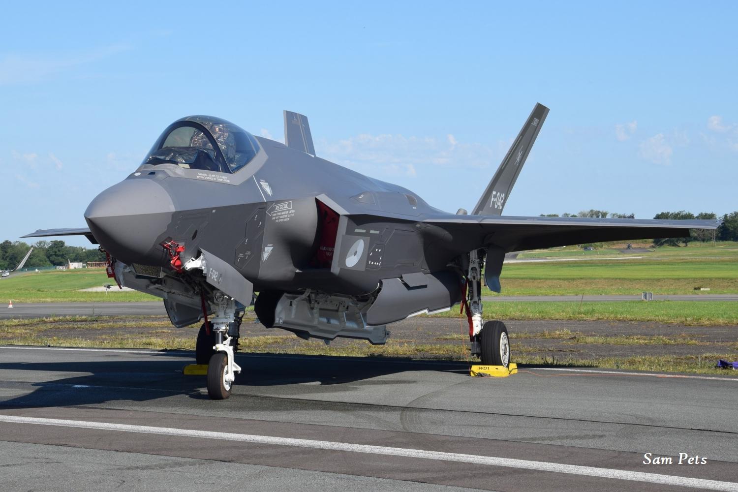 F-042 photo, click to enlarge