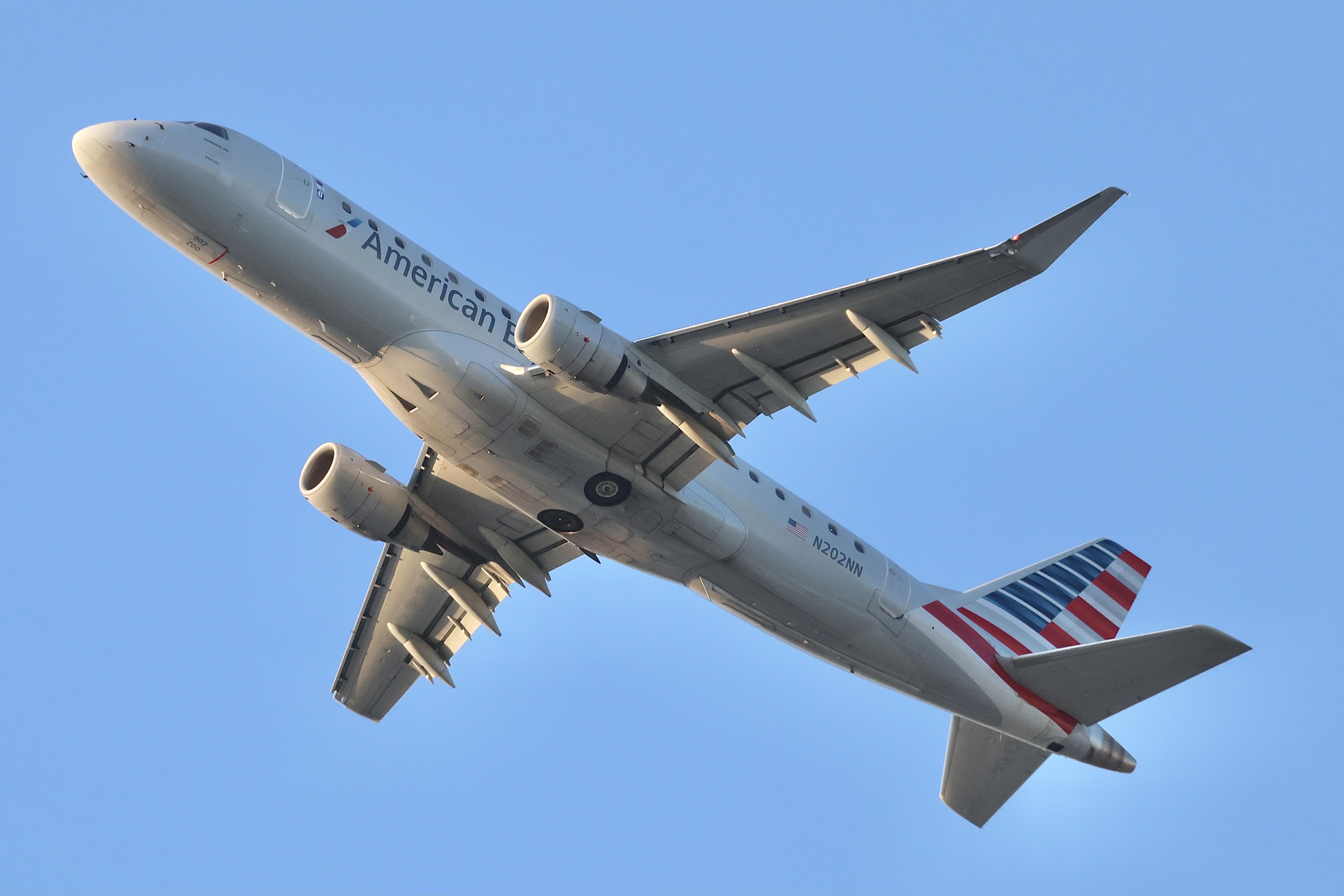 N202NN @ KORD - E75L Envoy / American Eagle Embraer 175LR (ERJ-170-200LR N202NN departing 28R KORD - by MarkKalfas