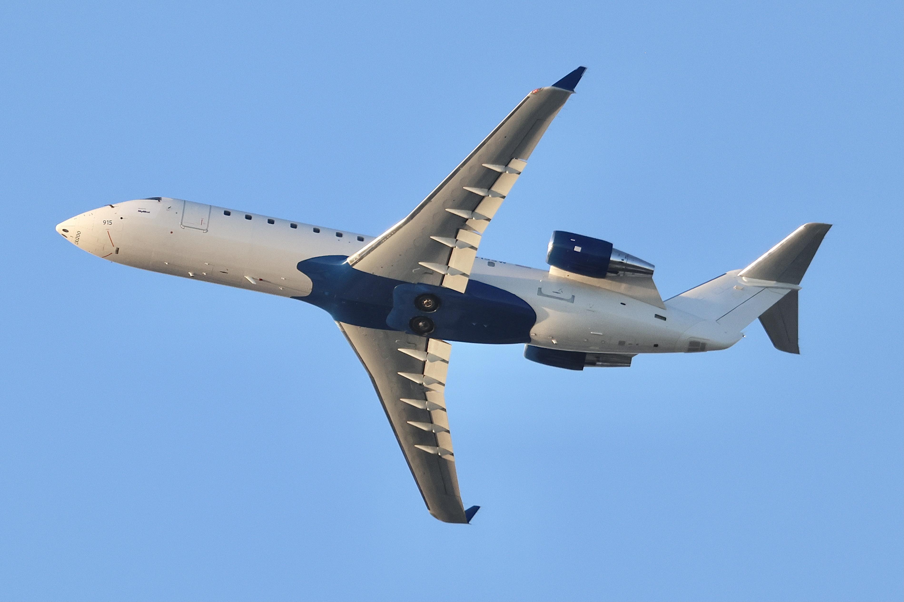 N915SW @ KORD - CRJ2 SkyWest / United Express Canadair Regional Jet CRJ-200LR N915SW departing 28R KORD - by MarkKalfas