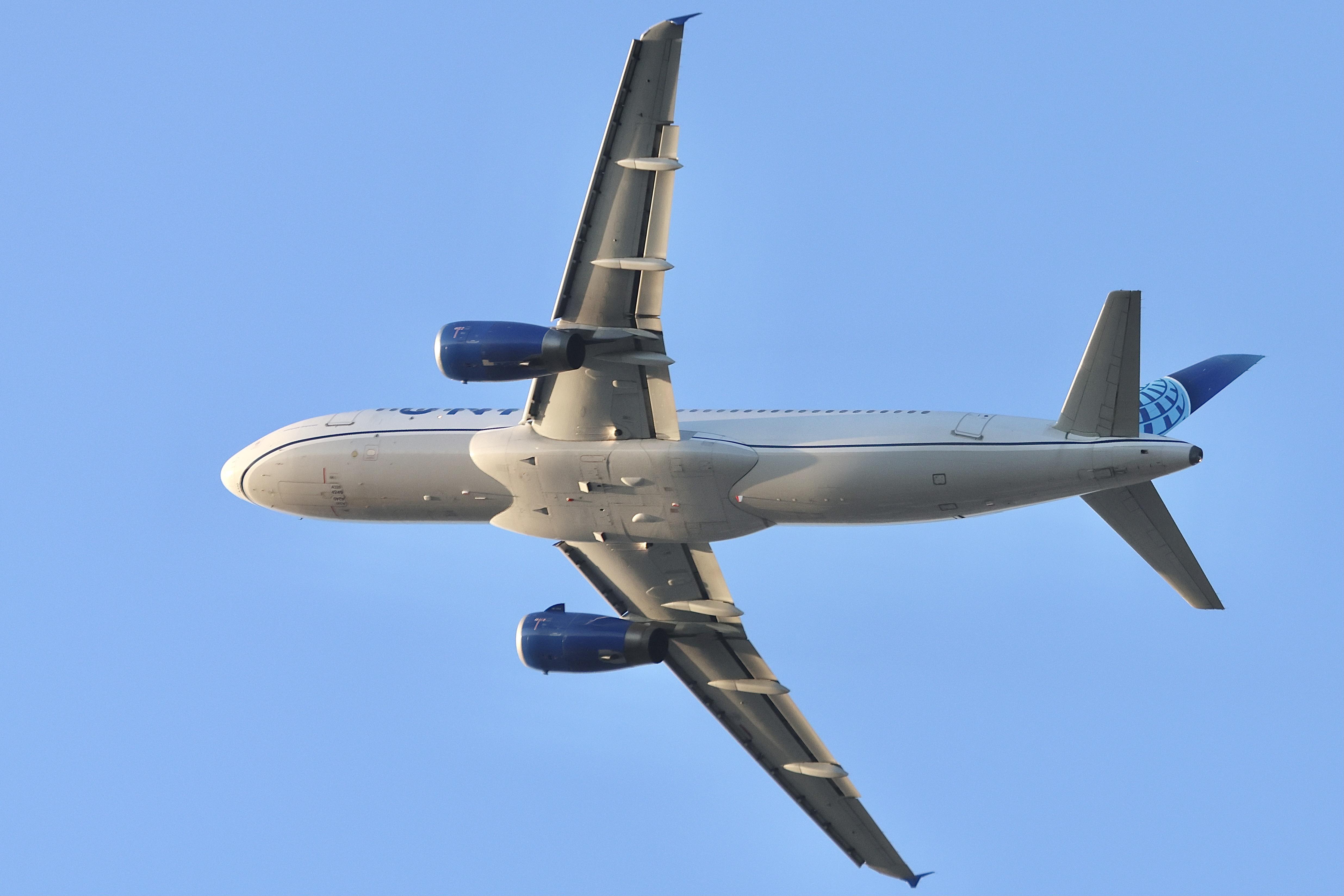 N449UA @ KORD - A320 United Airlines Airbus A320-232 N449UA departing 28R KORD - by MarkKalfas