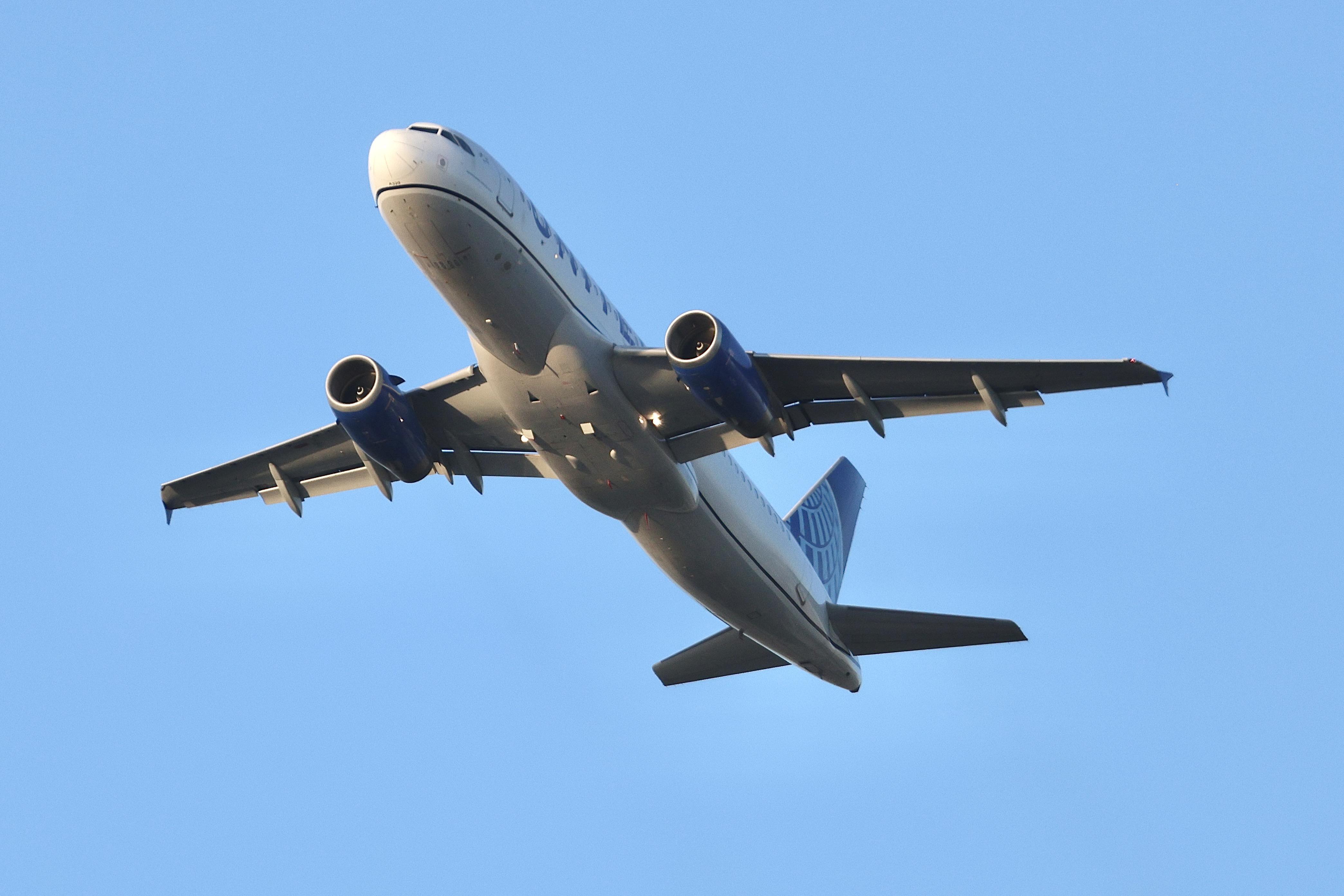 N449UA @ KORD - A320 United Airlines Airbus A320-232 N449UA departing 28R KORD - by MarkKalfas