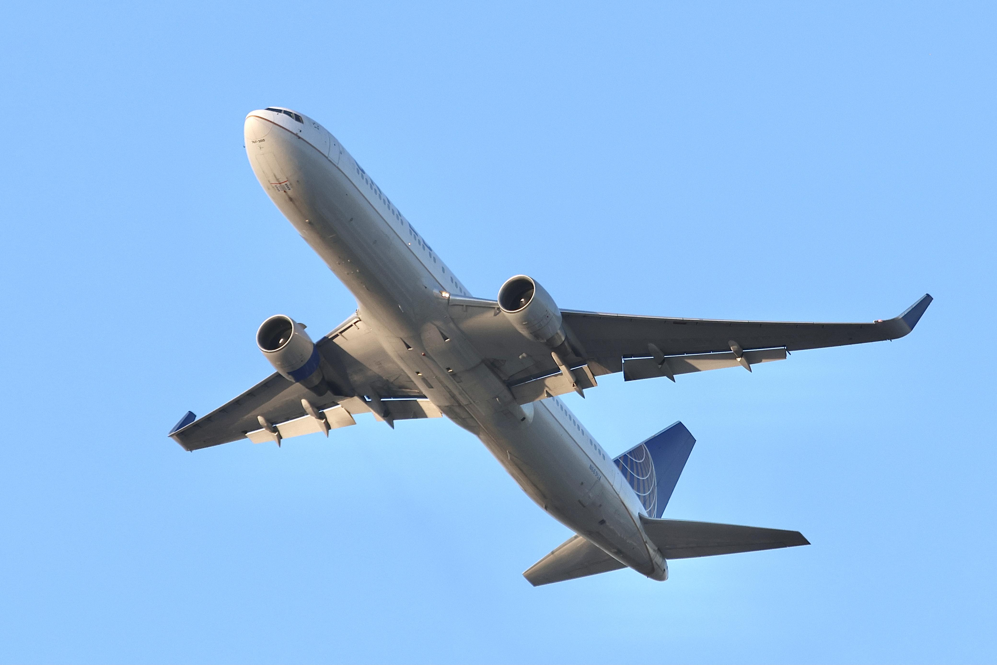 N669UA photo, click to enlarge