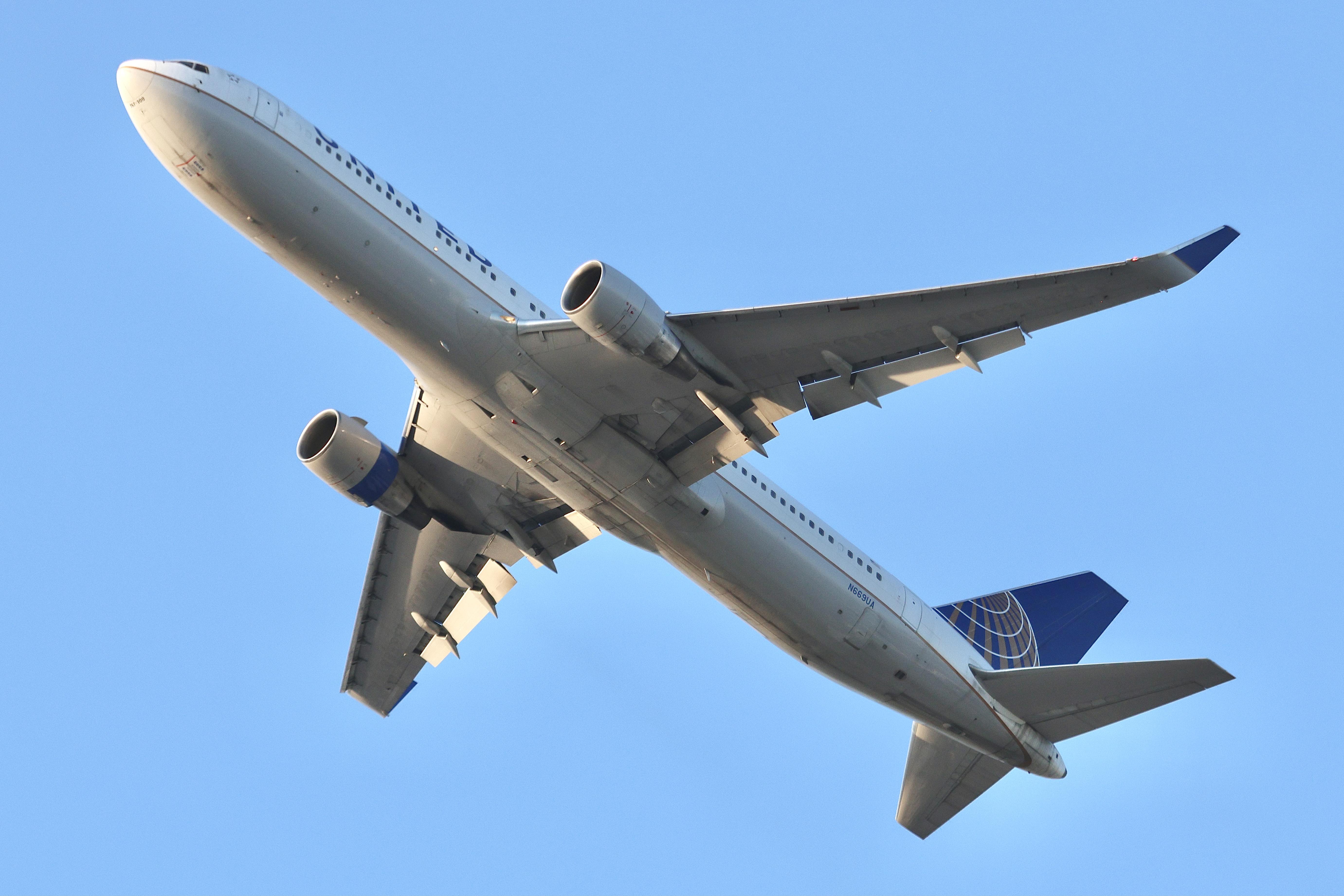 N669UA photo, click to enlarge