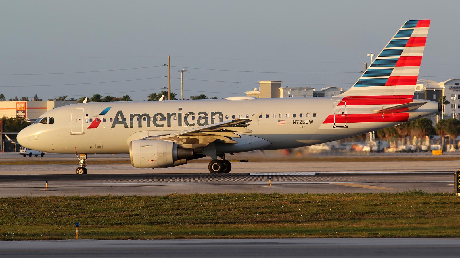 N725UW @ KMIA - at mia - by Ronald