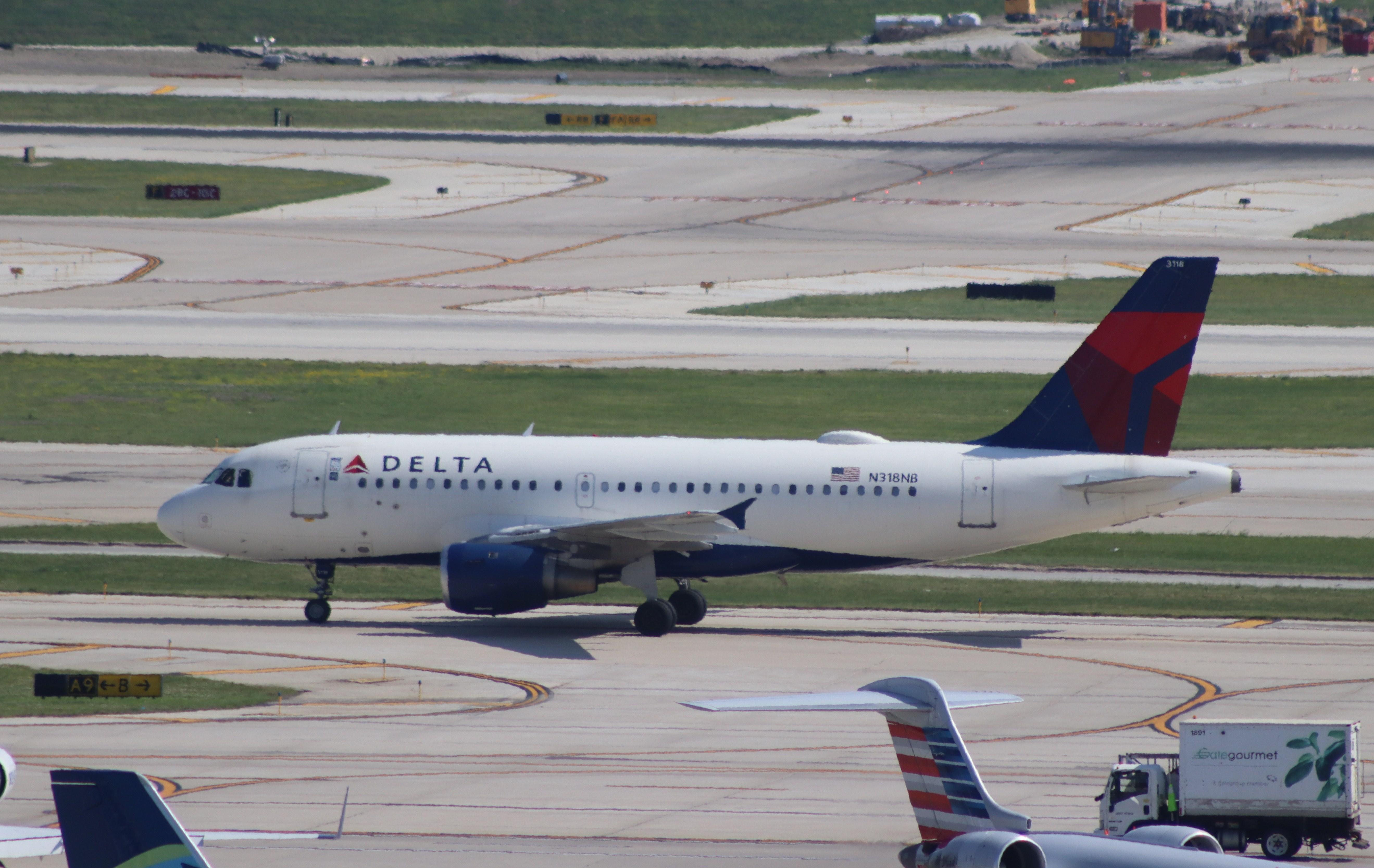 Aircraft N318NB, Airbus A319-114, at KORD, photo by MarkPasqualino