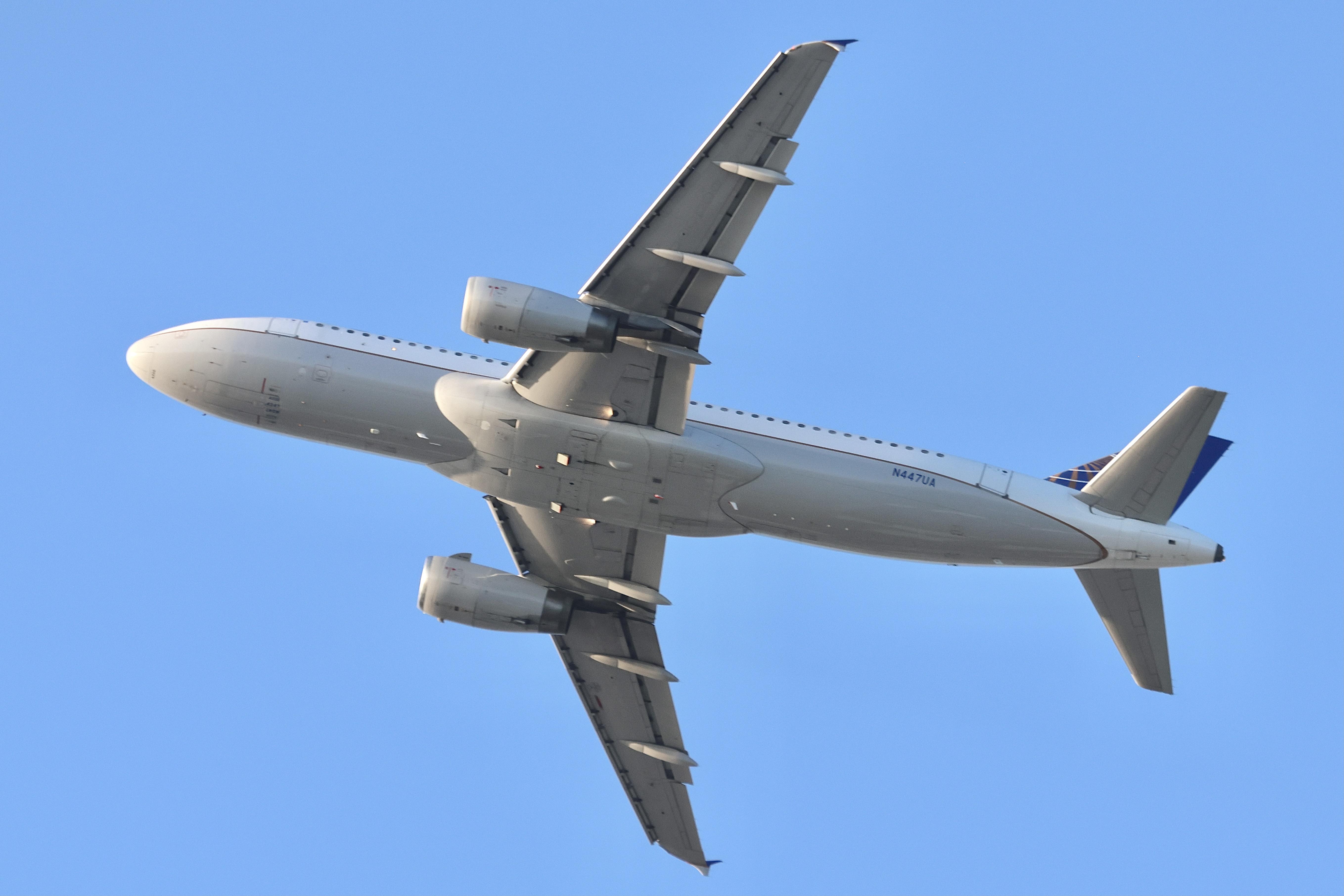 N477UA @ KORD - A320 United Airlines Airbus A320-232 N447UA  departing 28R KORD - by MarkKalfas