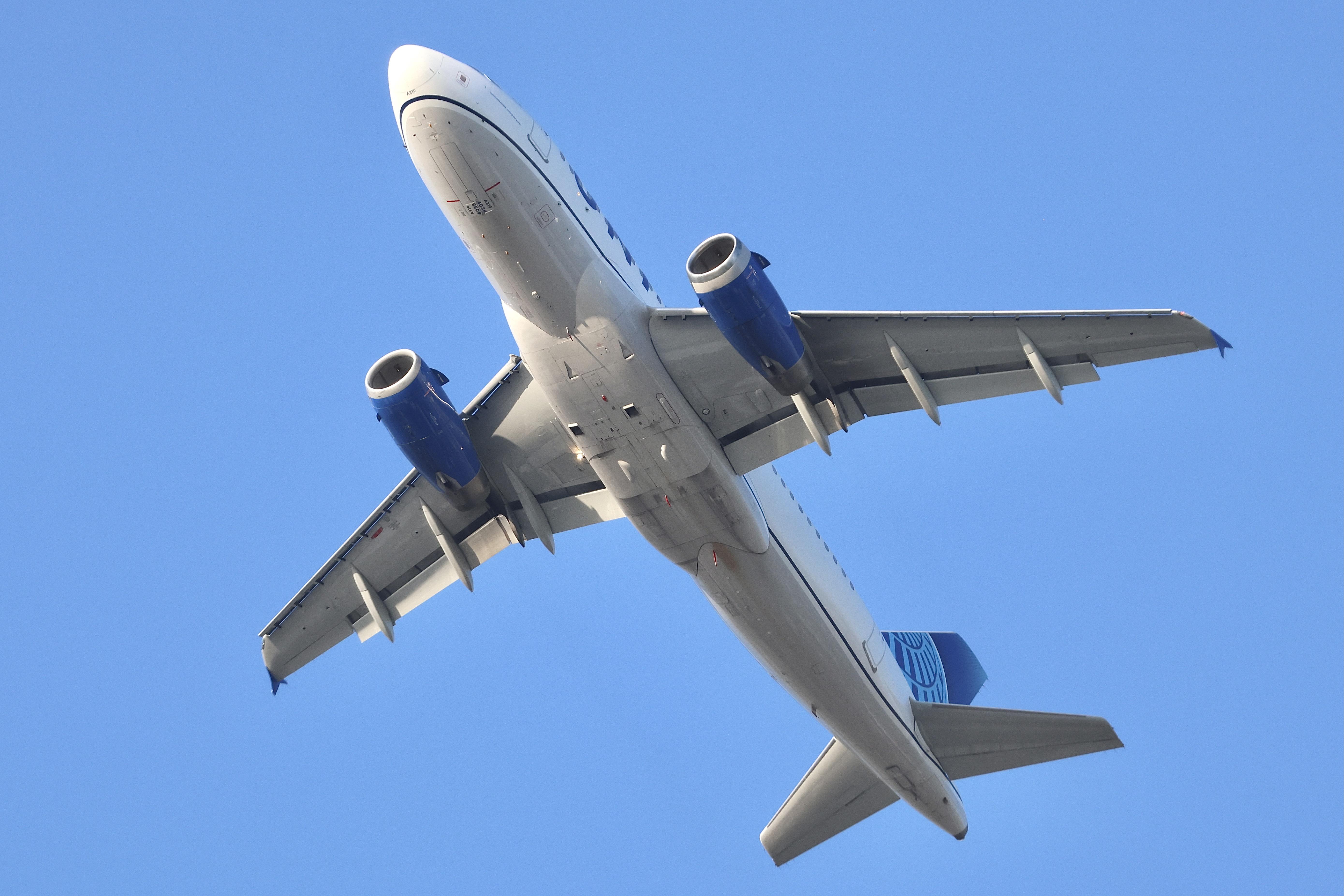 N438UA @ KORD - A320 United Airbus A320-232 N438UA departing 28R KORD - by MarkKalfas
