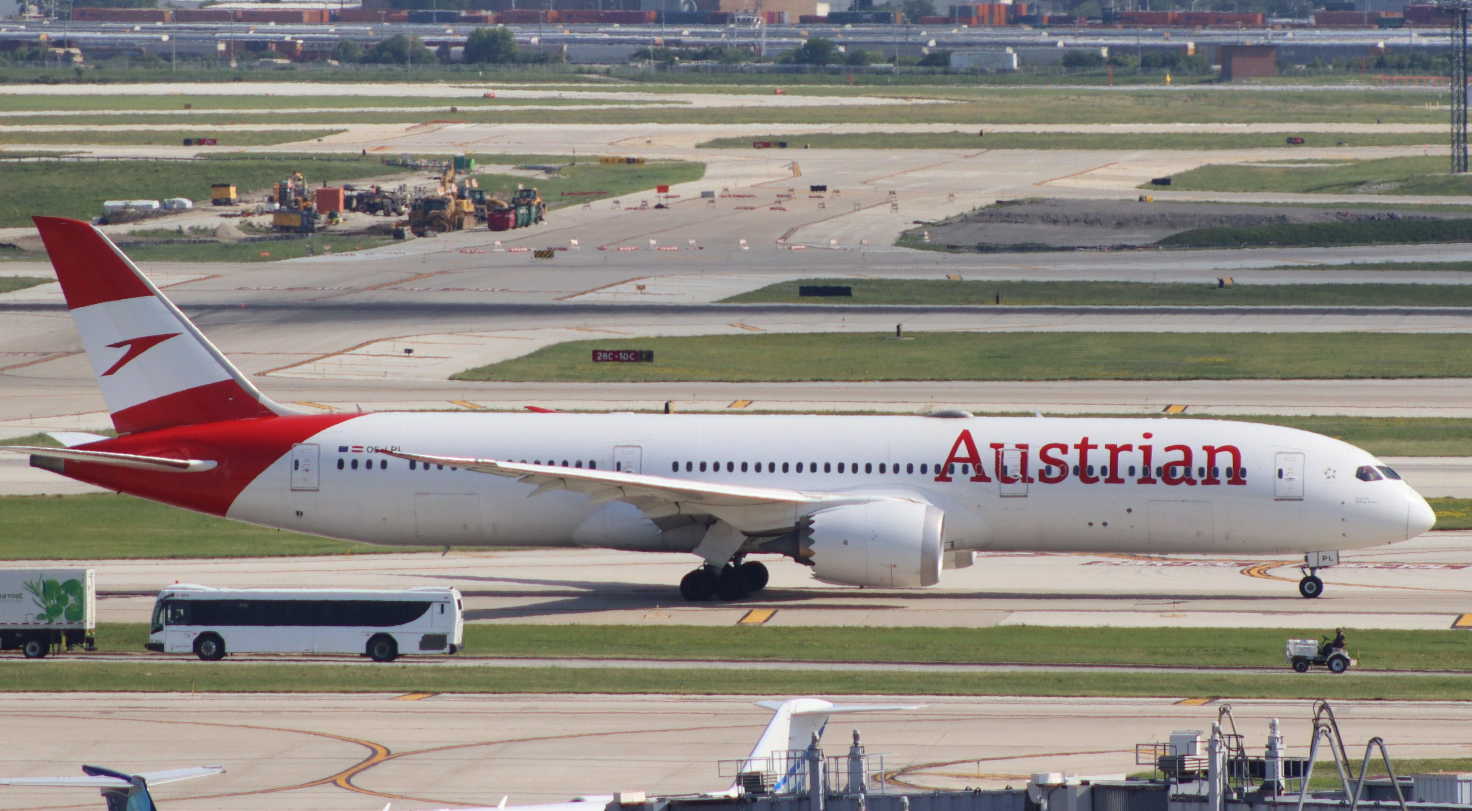 OE-LPL @ KORD - Boeing 787-9 Dreamliner - by MarkPasqualino