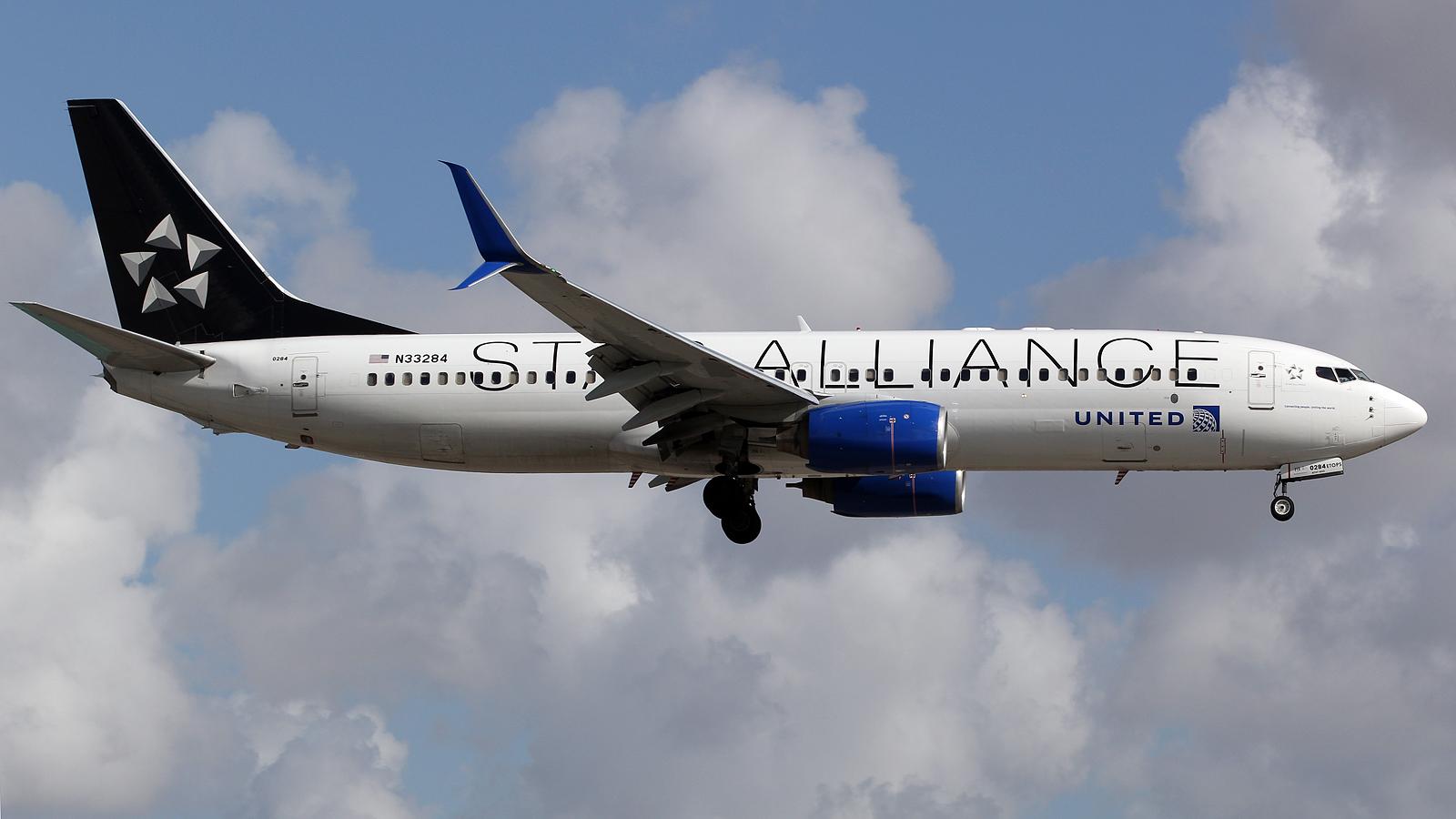 N33284 @ KMIA - at mia - by Ronald