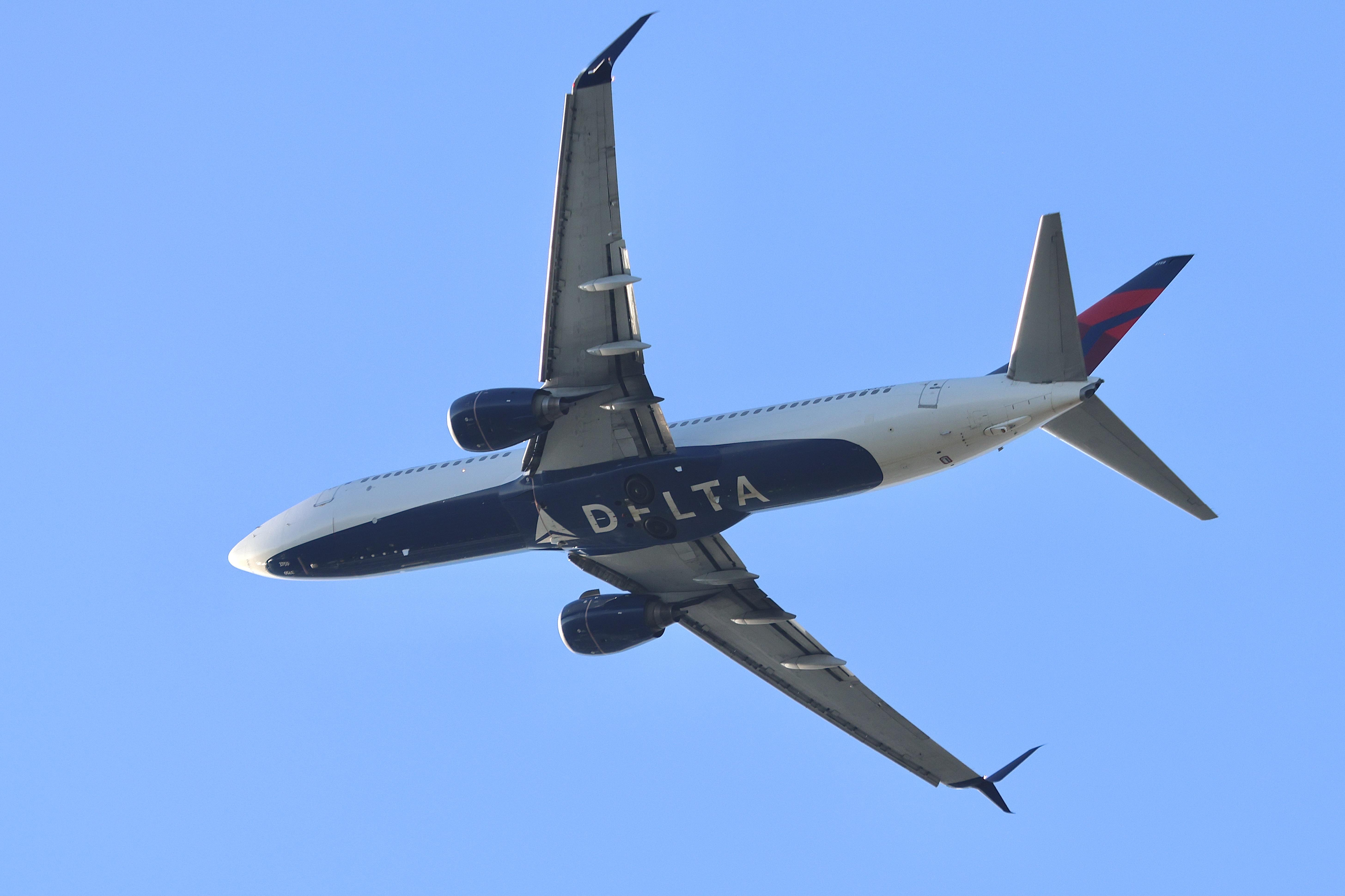 N3759 @ KORD - B738 Delta Boeing 737-832 N3759 departing 28R KORD - by MarkKalfas