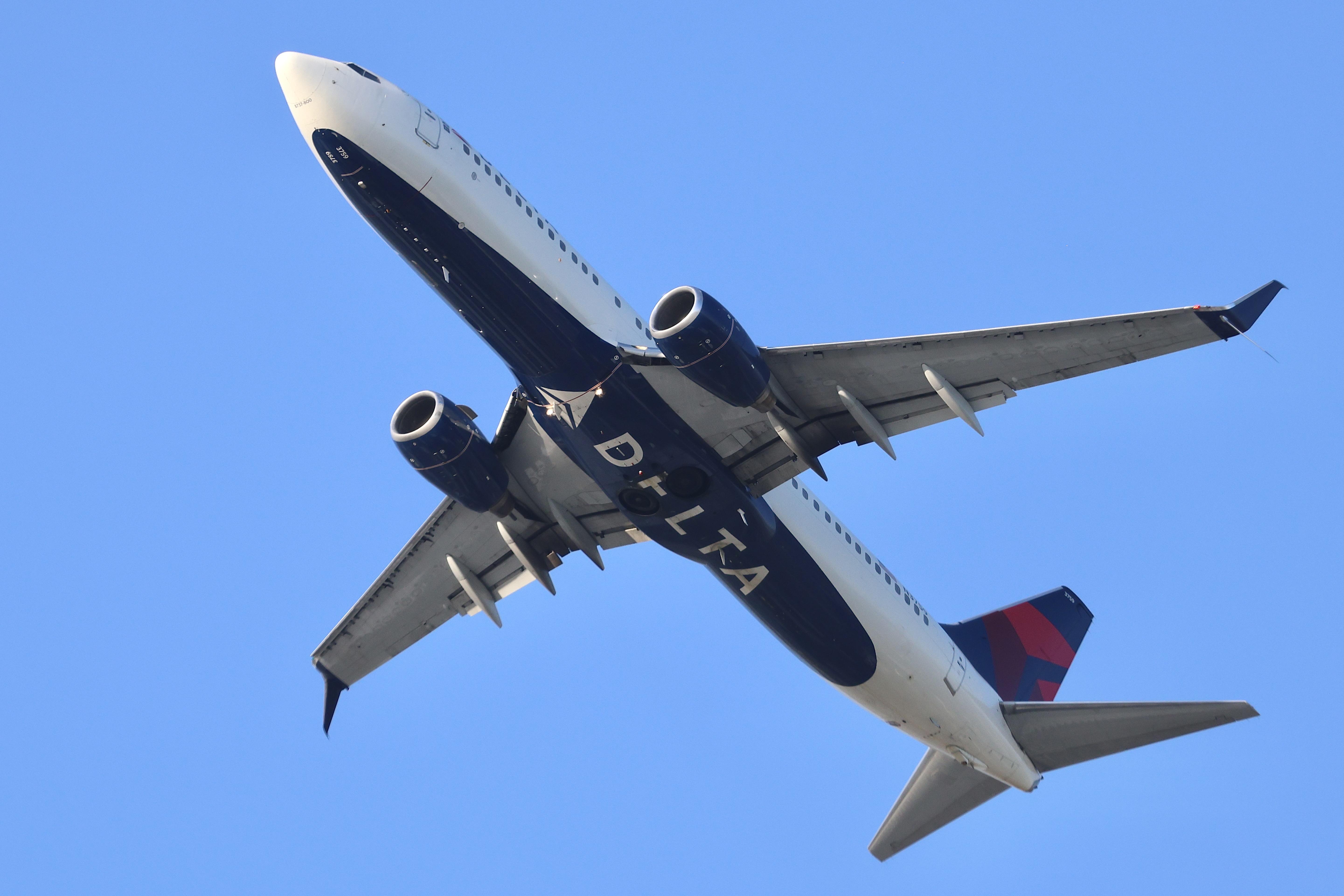 N3759 @ KORD - B738 Delta Boeing 737-832 N3759 departing 28R KORD - by MarkKalfas