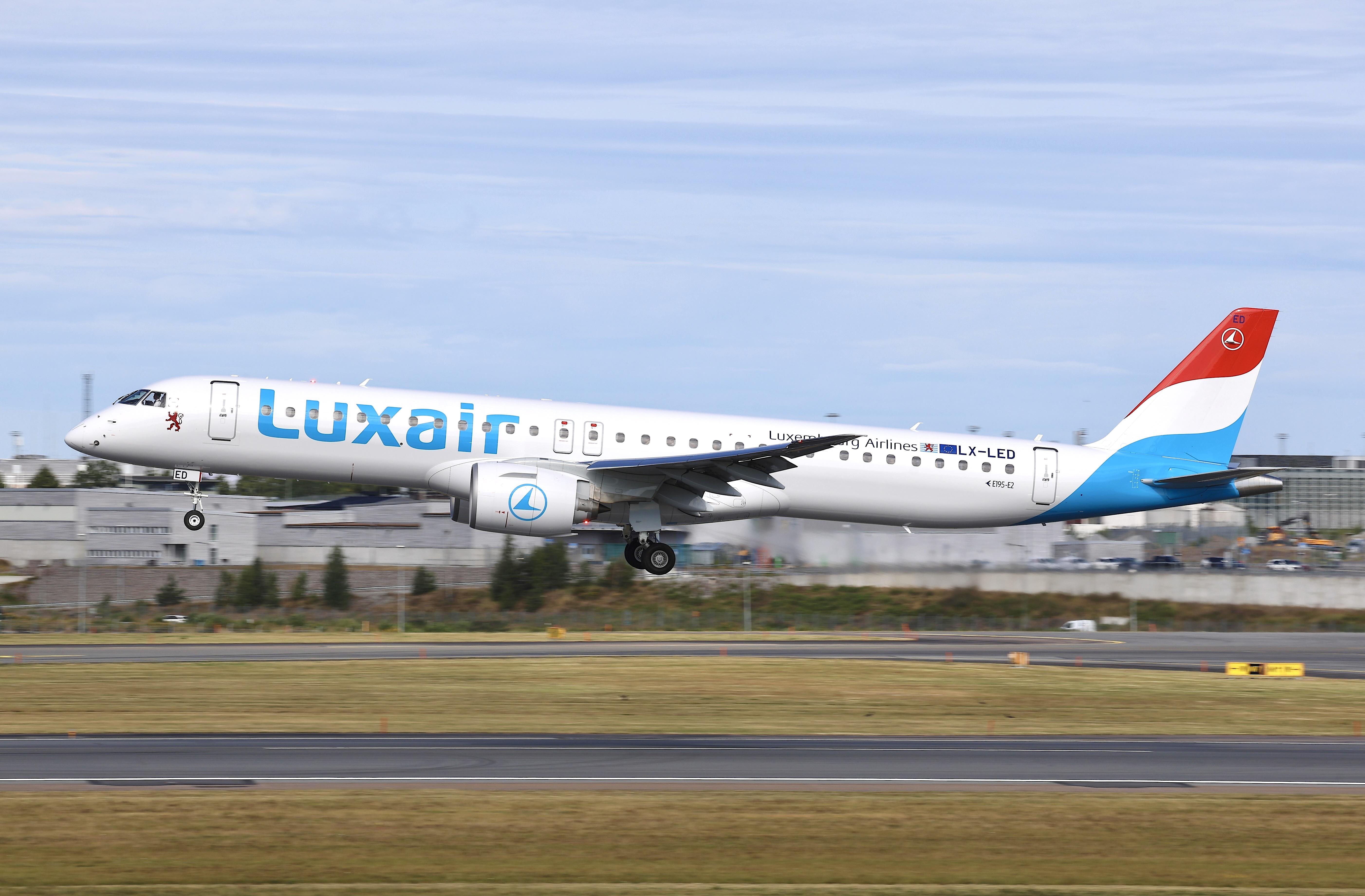 LX-LED @ ESSA - Rwy 19L - by wijken