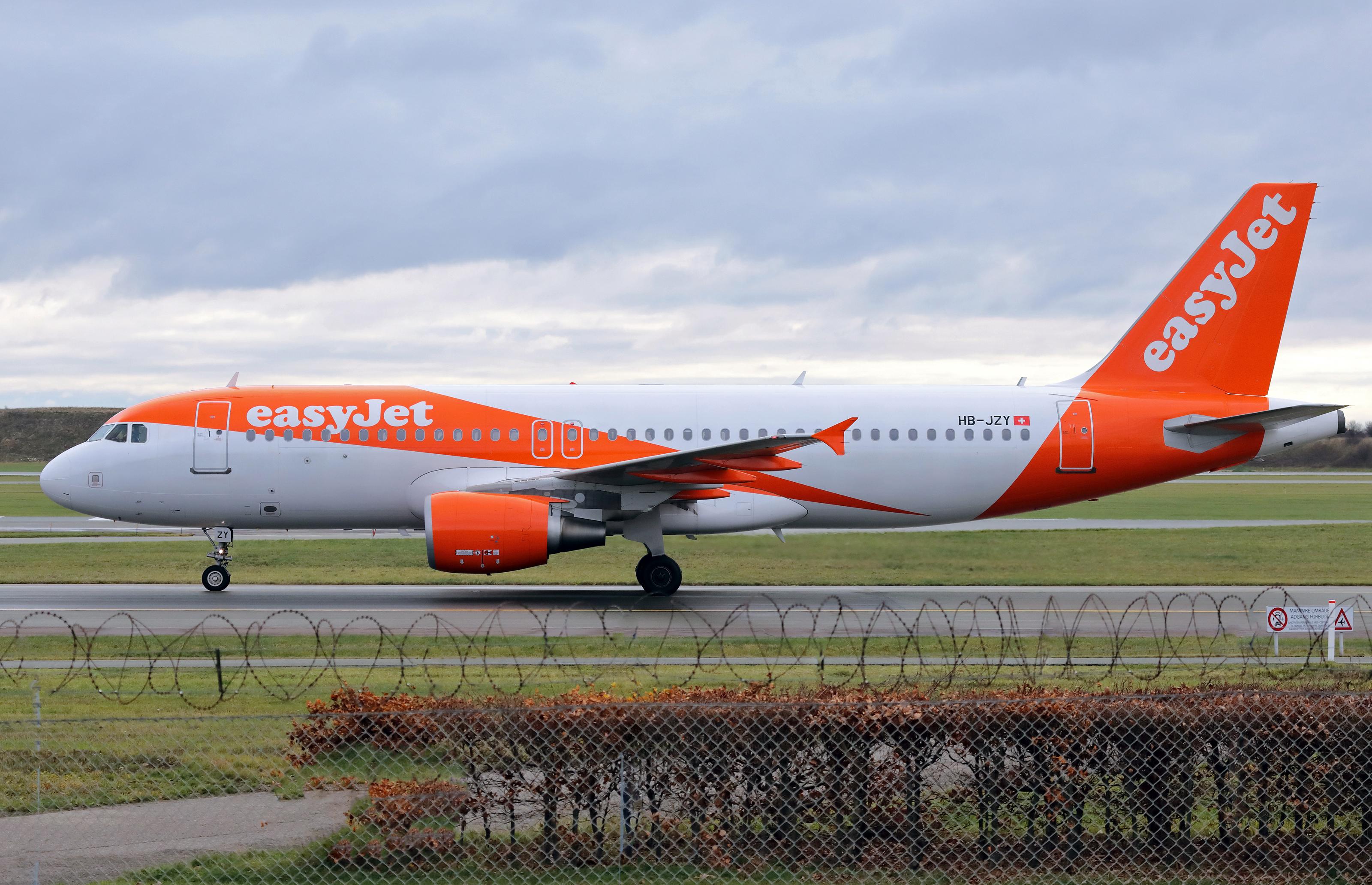 HB-JZY @ CPH - Copenhagen 11.12.2018 - by leo larsen