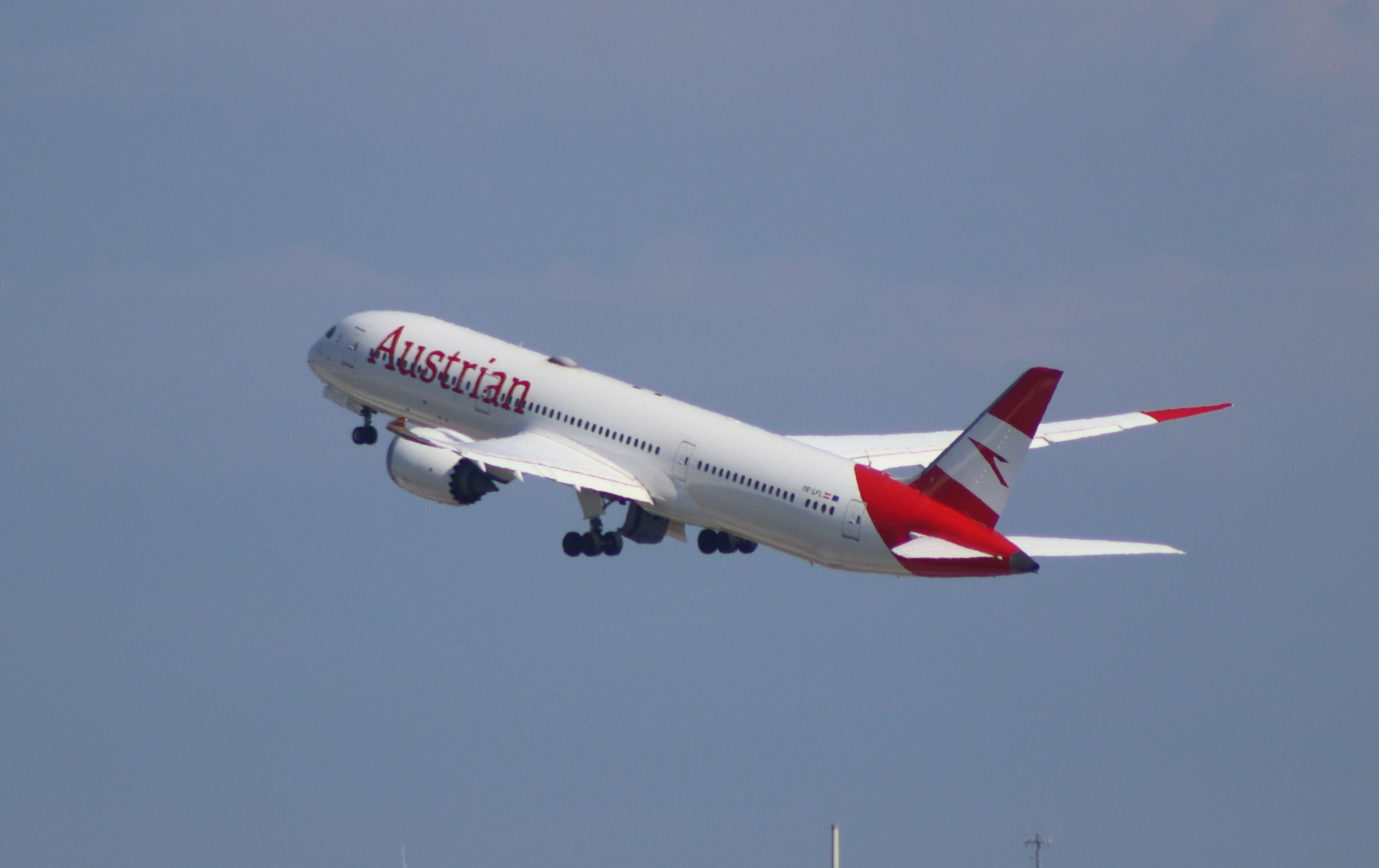 Aircraft OE-LPL, Boeing 787-9 Dreamliner, at KORD, photo by MarkPasqualino