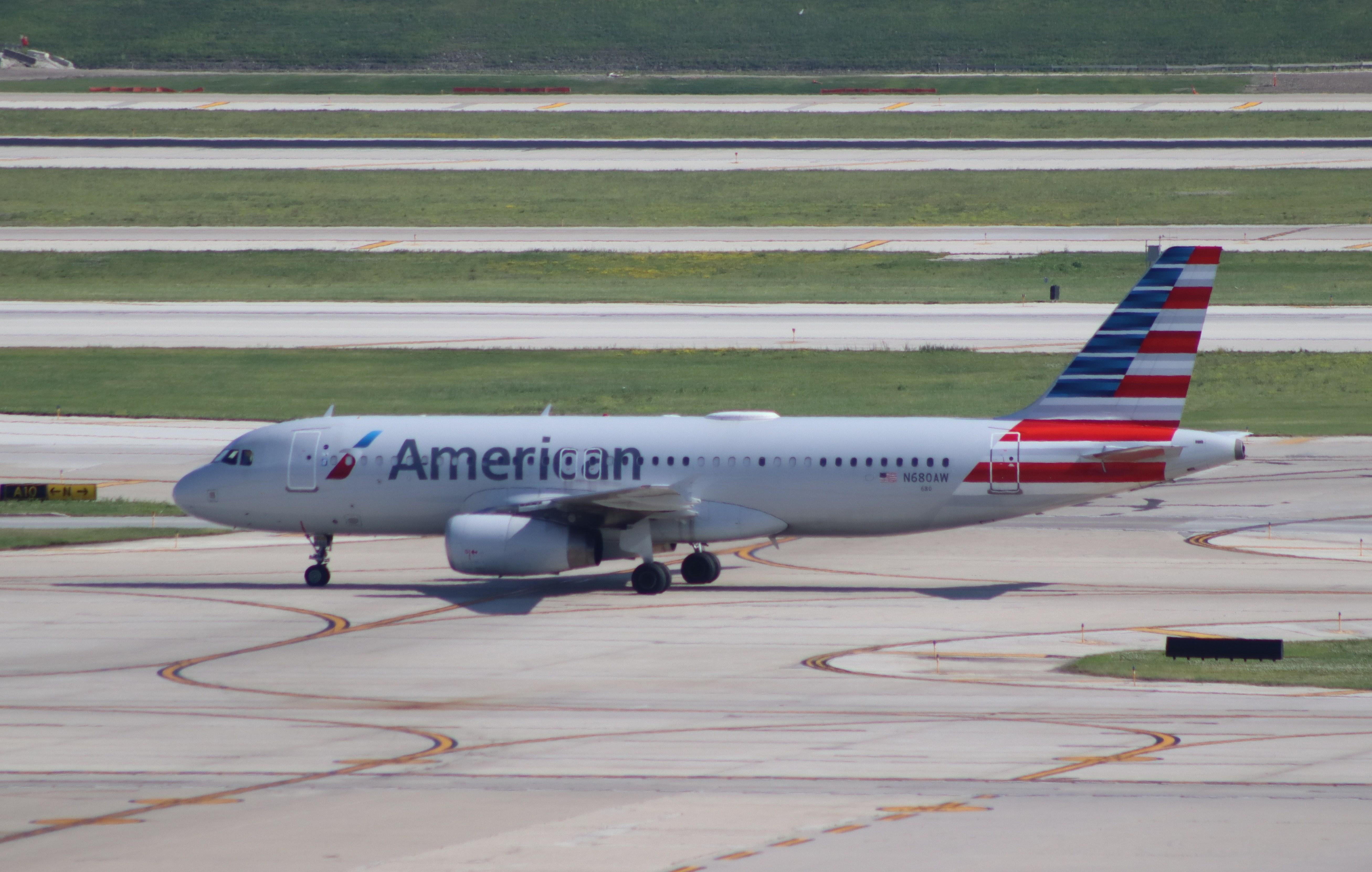 Aircraft N680AW, Airbus A320-232, at KORD, photo by MarkPasqualino