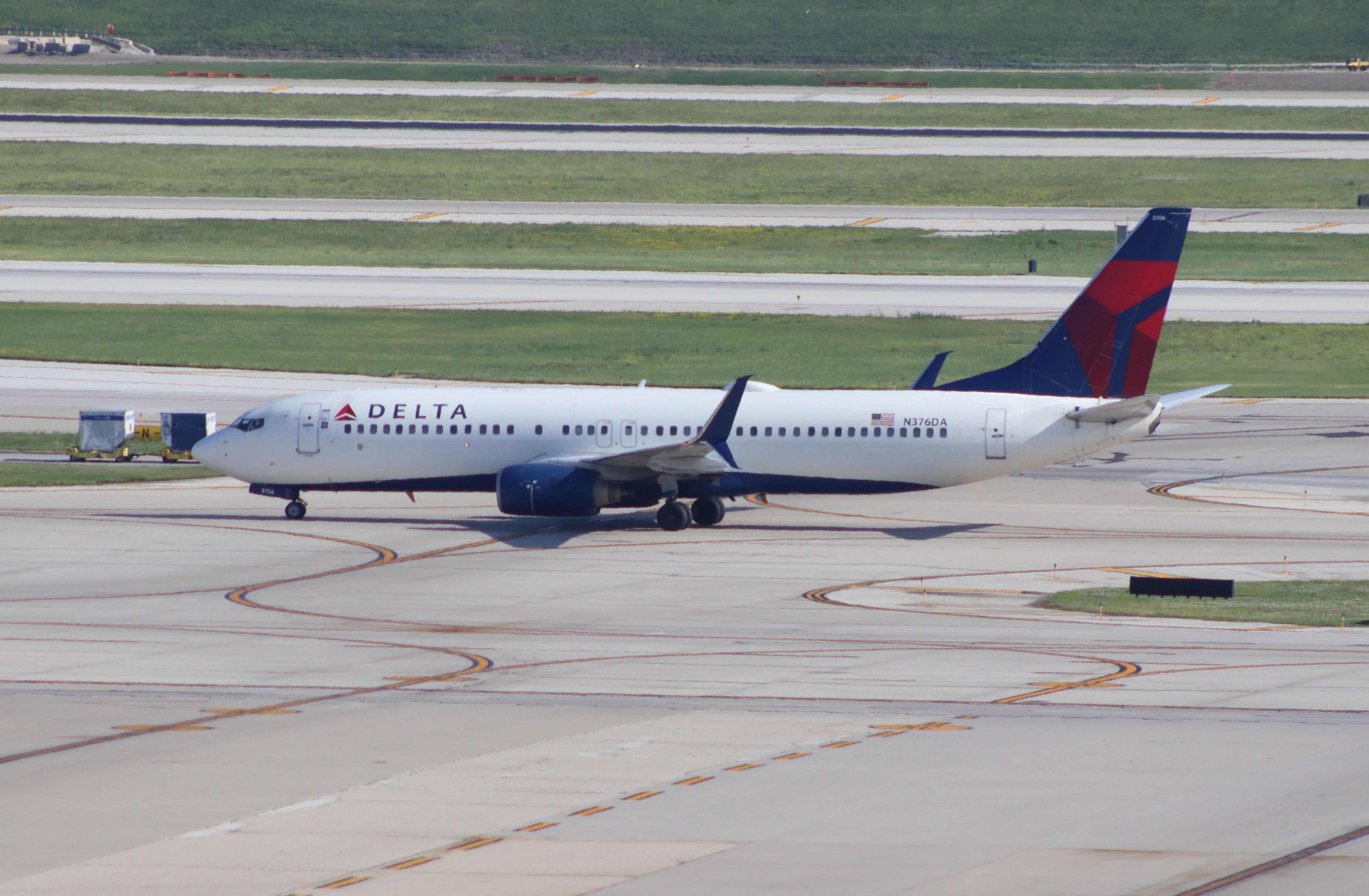 N376DA @ KORD - Boeing 737-832 - by MarkPasqualino