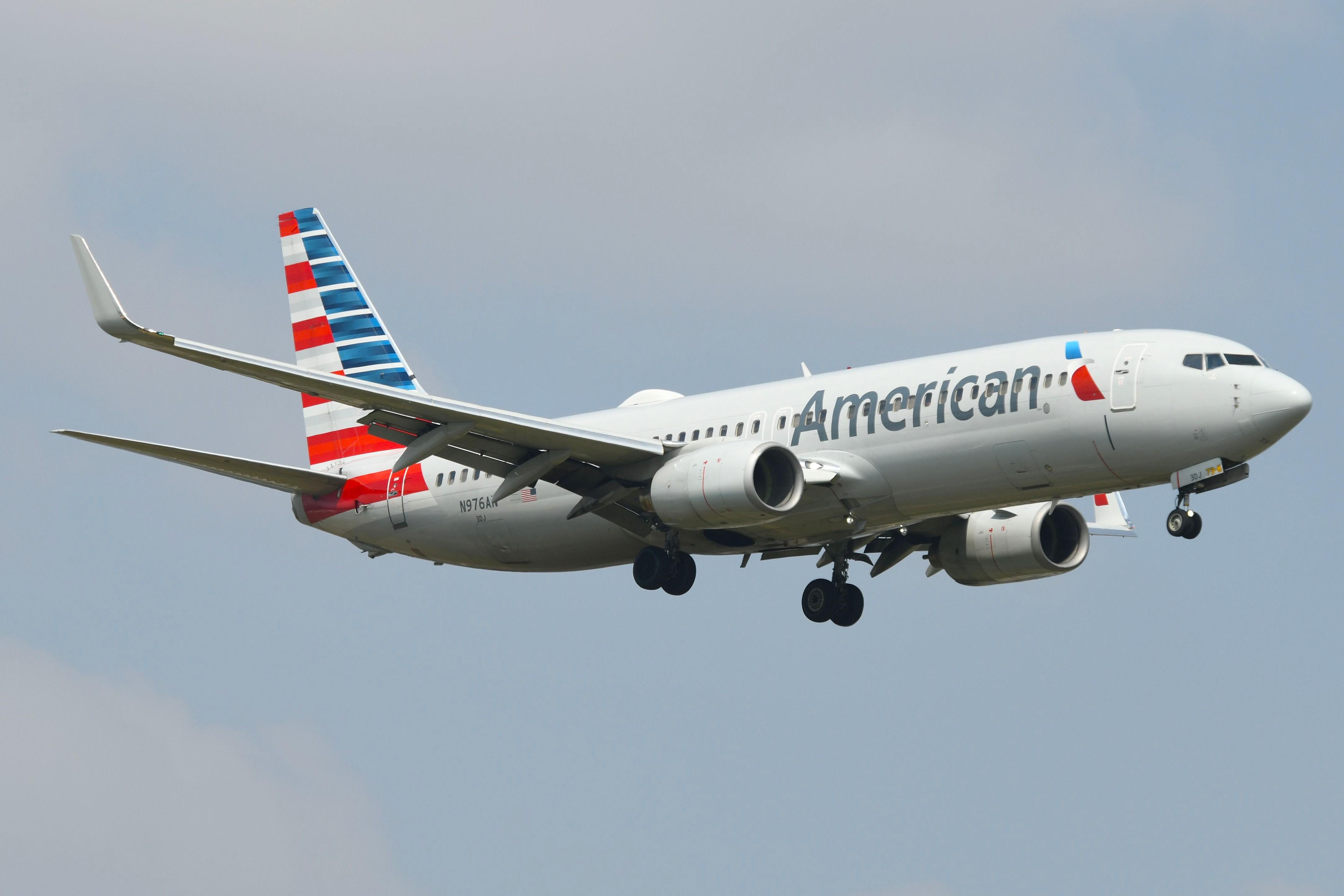Aircraft N976AN, American B738 landing in MKE, at KMKE, photo by FerryPNL