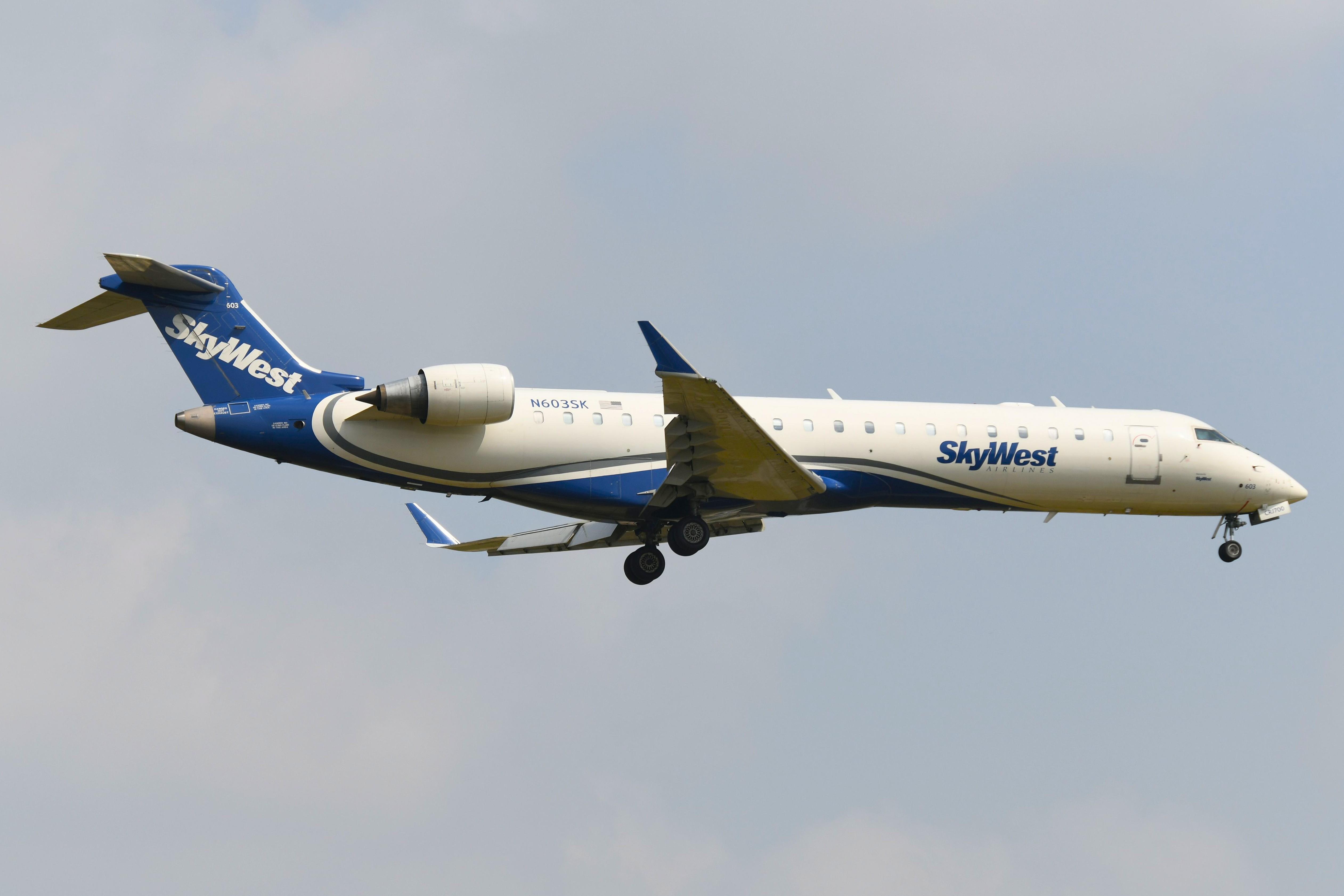 Aircraft N603SK, Skywest CL700 landing, at KMKE, photo by FerryPNL