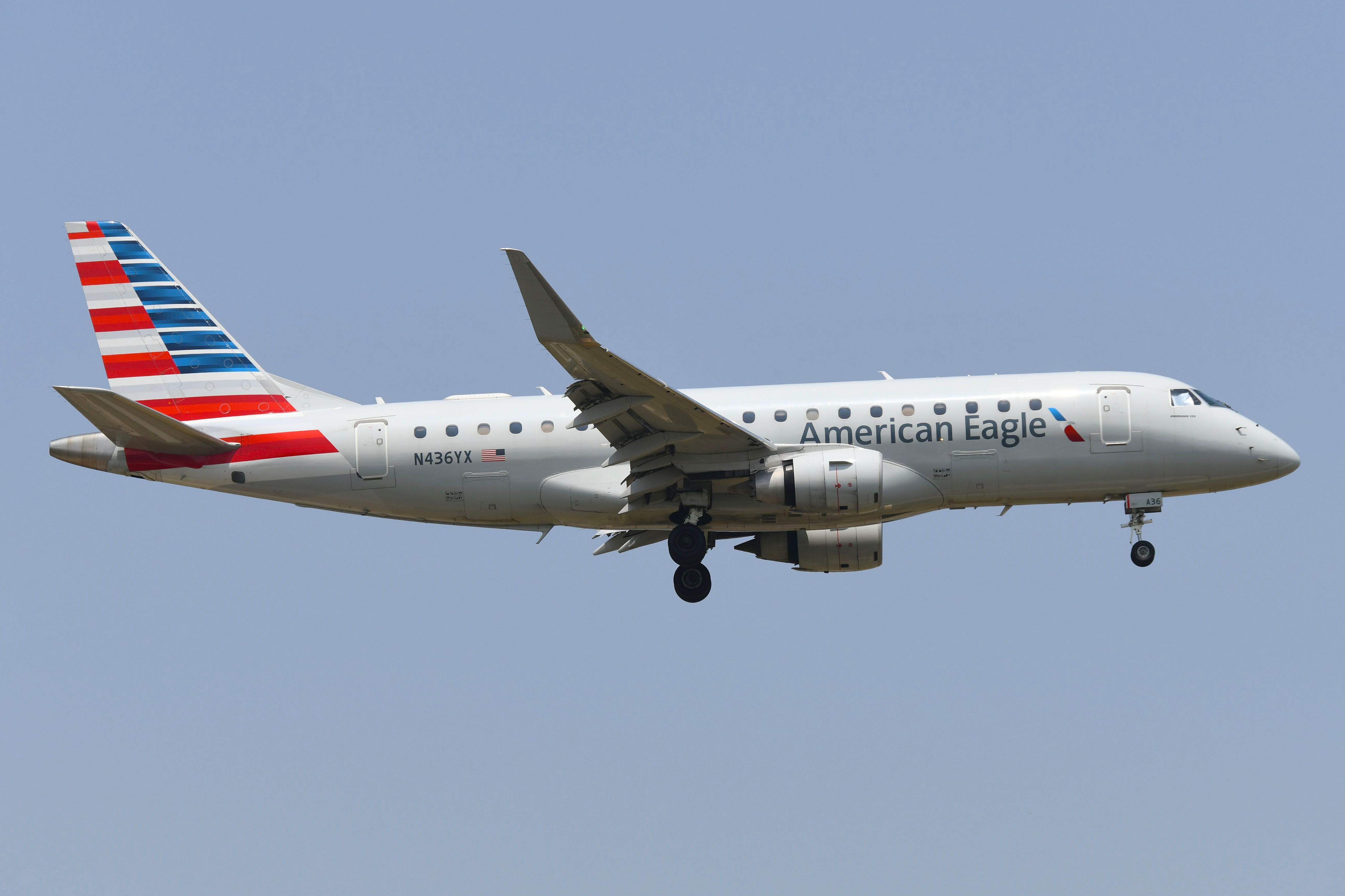 Aircraft N436YX, American Eagle ERJ175 on short finals, at KMKE, photo by FerryPNL