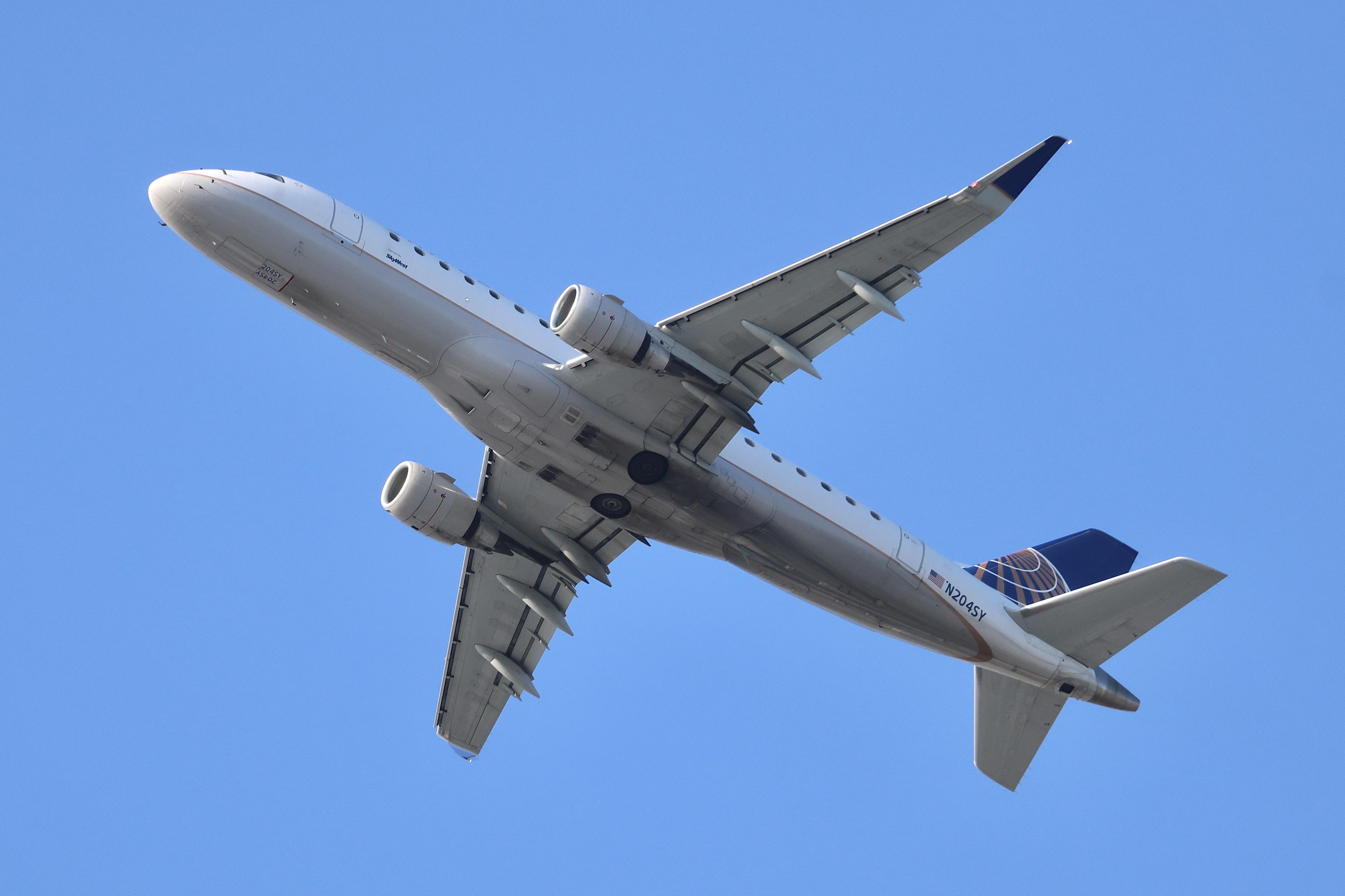N205SY @ KORD - E75L SkyWest / United Express Embraer 175LR N205SY departing 28R KORD - by MarkKalfas