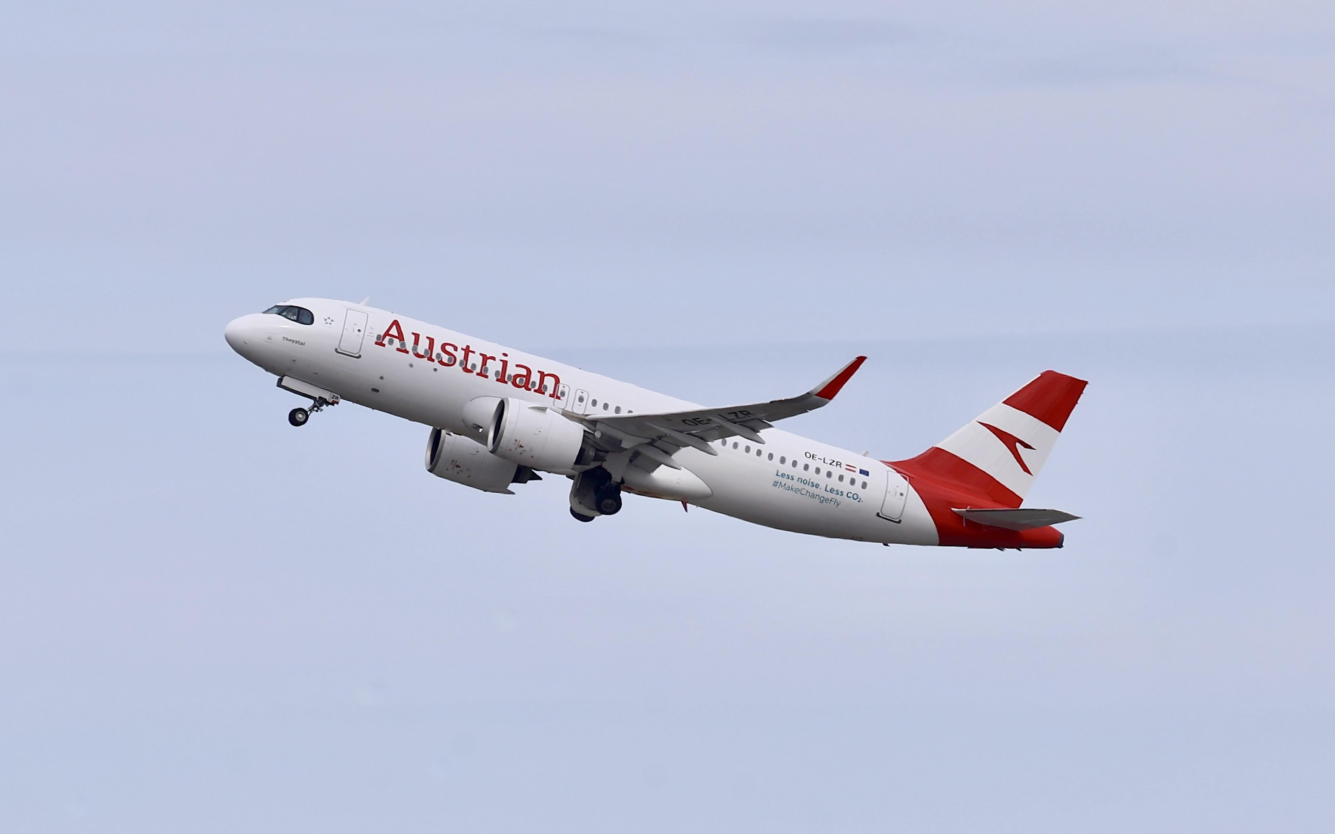 OE-LZR @ ESSA - Rwy 19R - by wijken