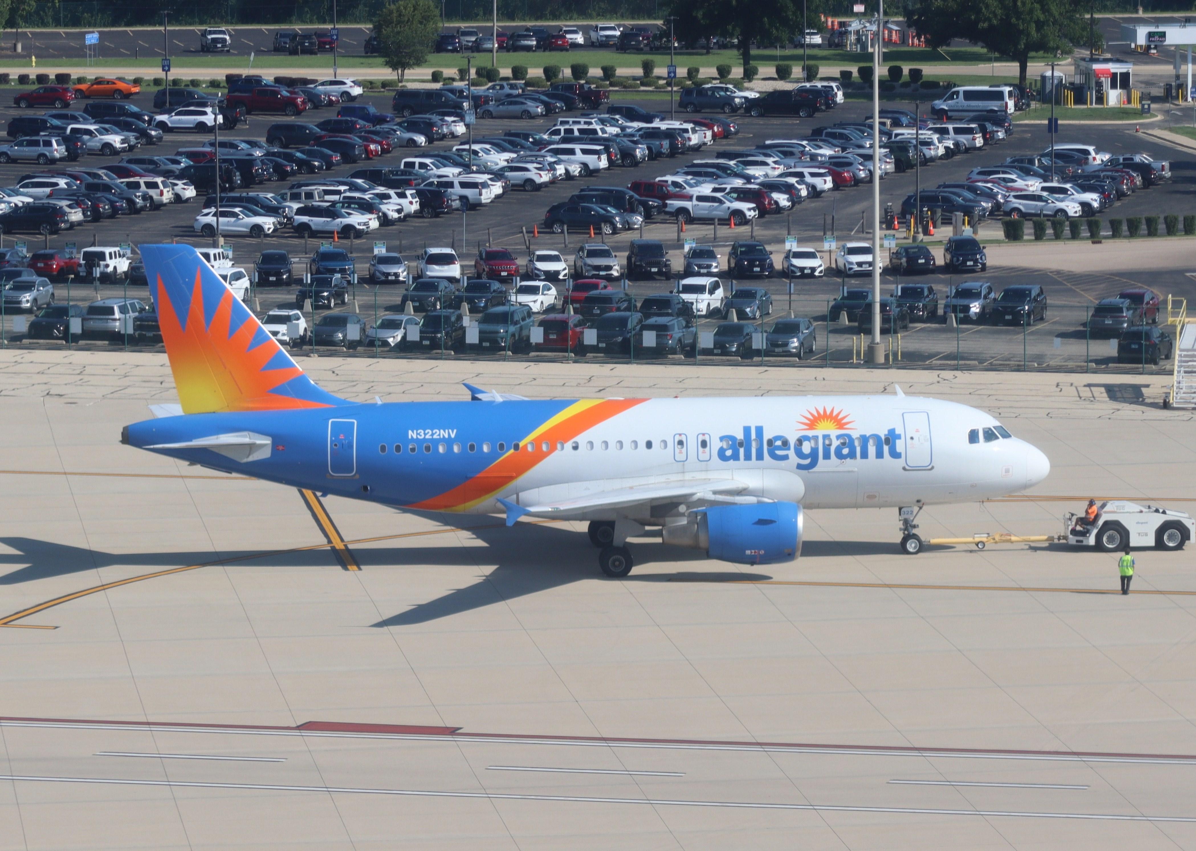 N322NV @ KRFD - Airbus A319-111 - by MarkPasqualino