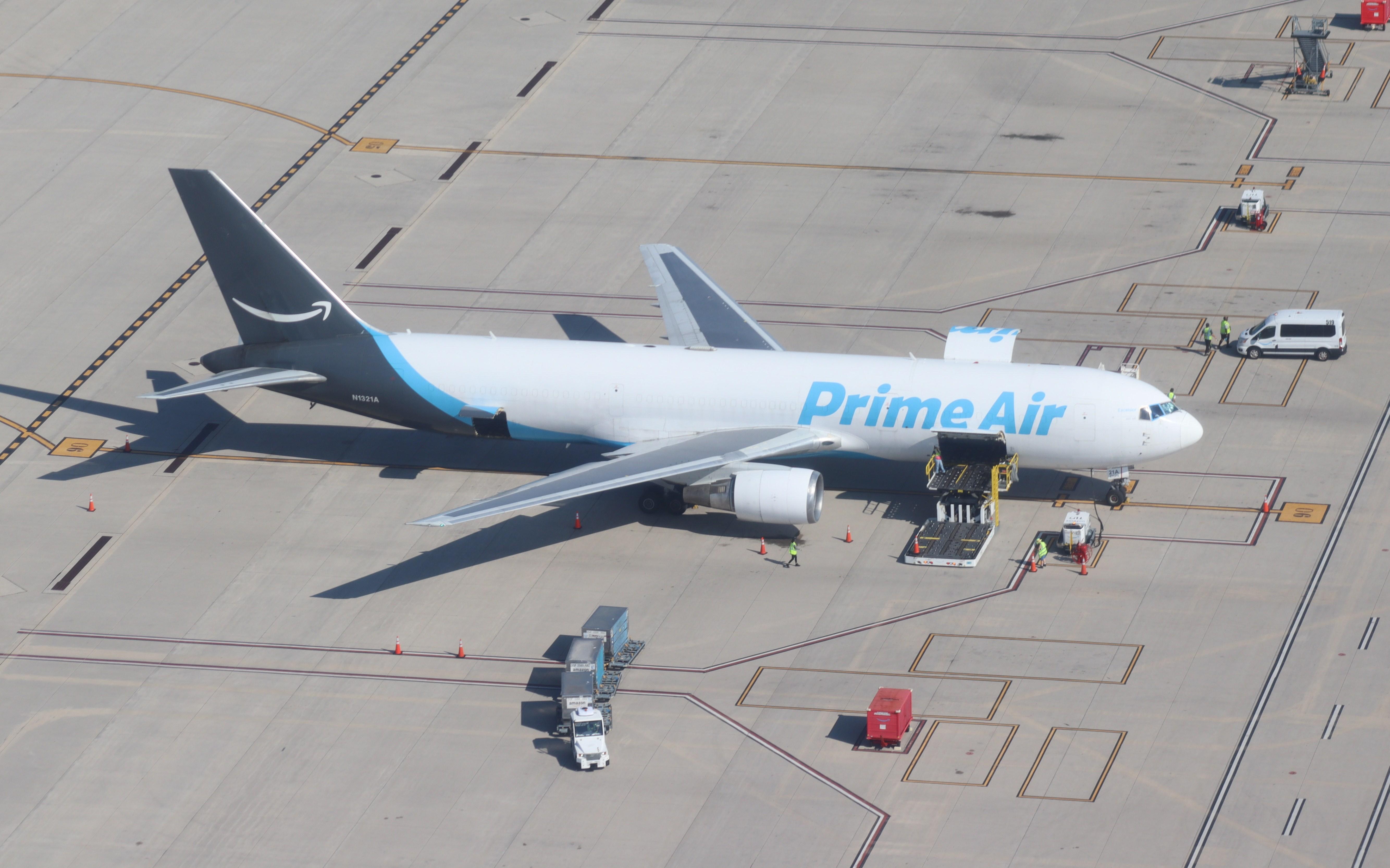 N1321A @ KRFD - Boeing 767-306/ER - by MarkPasqualino