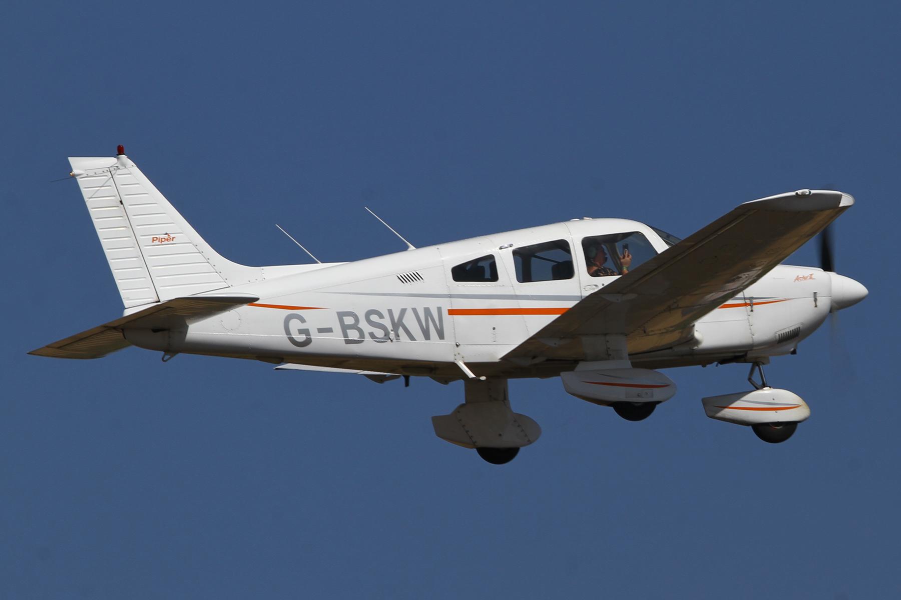 G-BSKW photo, click to enlarge