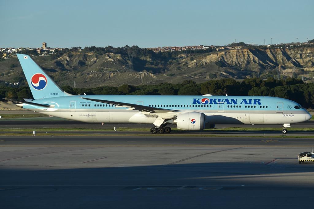 Aircraft HL7209, Taxiing, at LEMD, photo by micka2b