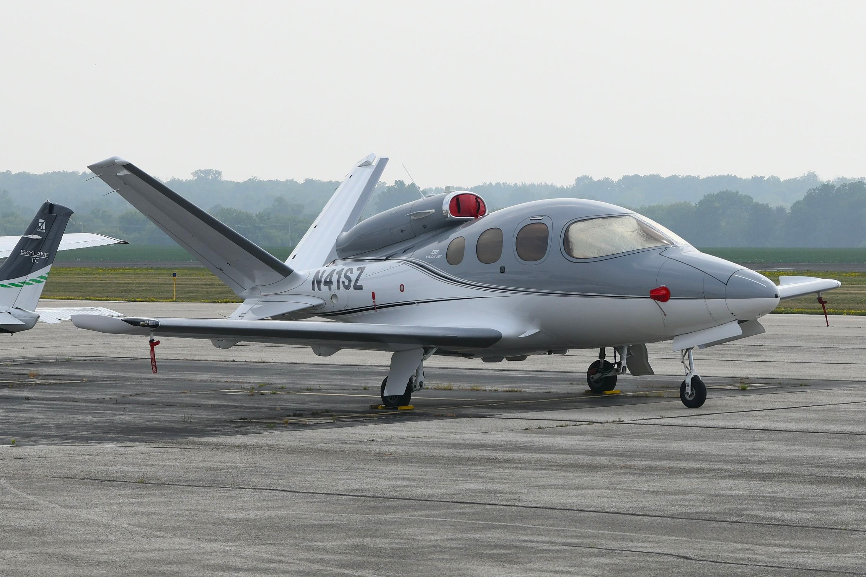 Aircraft N41SZ, Another Greasser LLC SF50, at KFLD, photo by FerryPNL