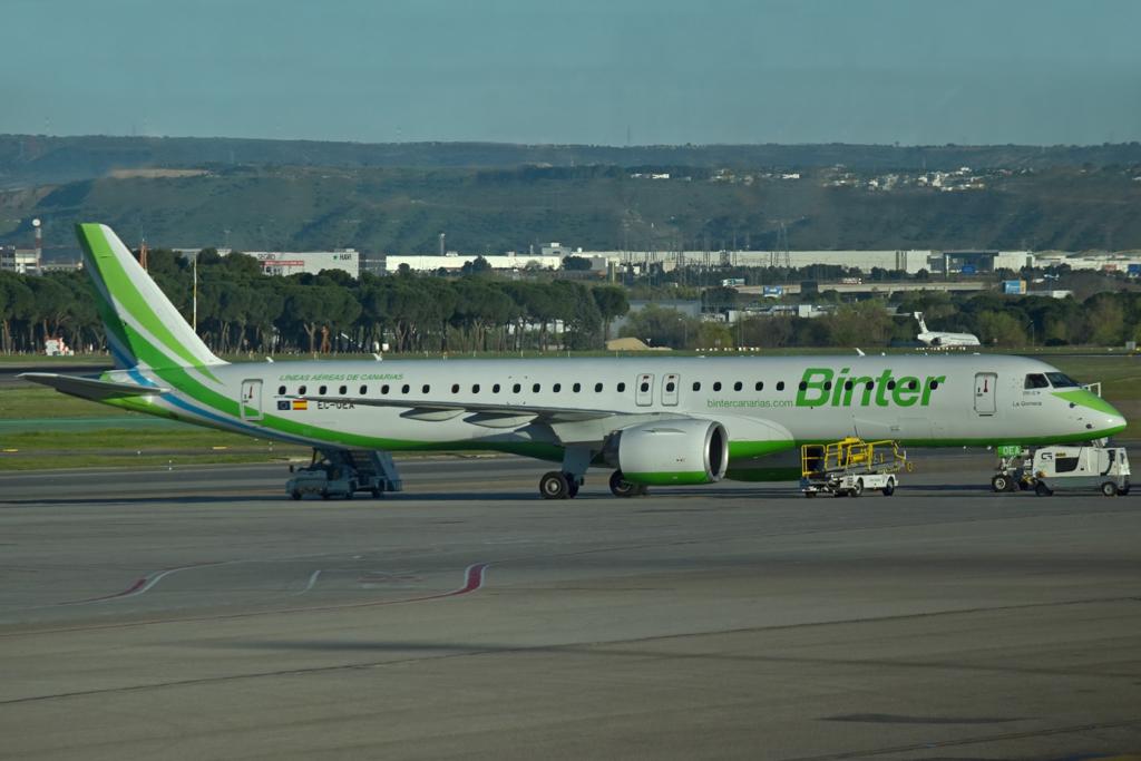 Aircraft EC-OEA, Parked, at LEMD, photo by micka2b