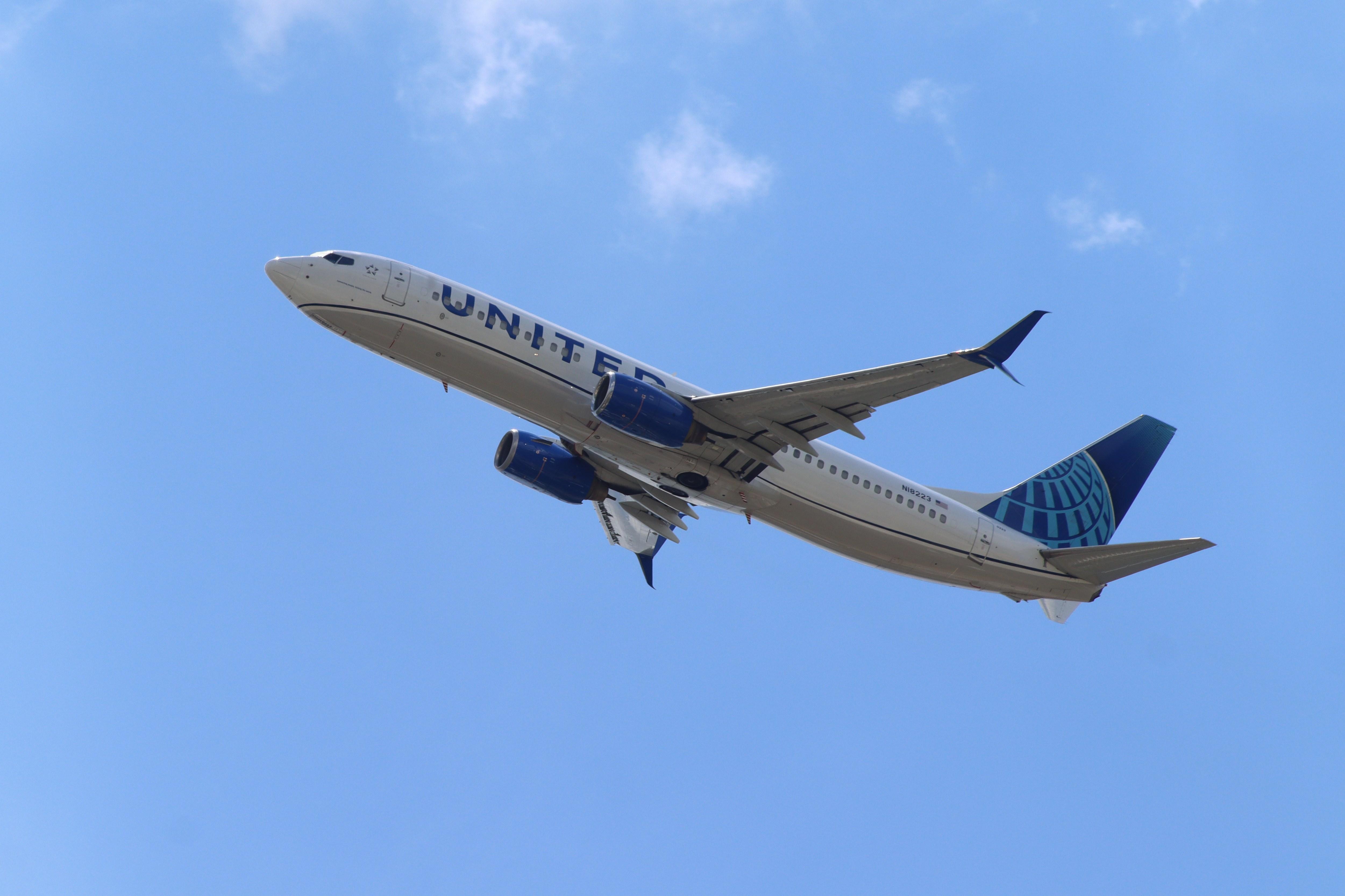 N18223 @ KRFD - Boeing 737-824 - by MarkPasqualino