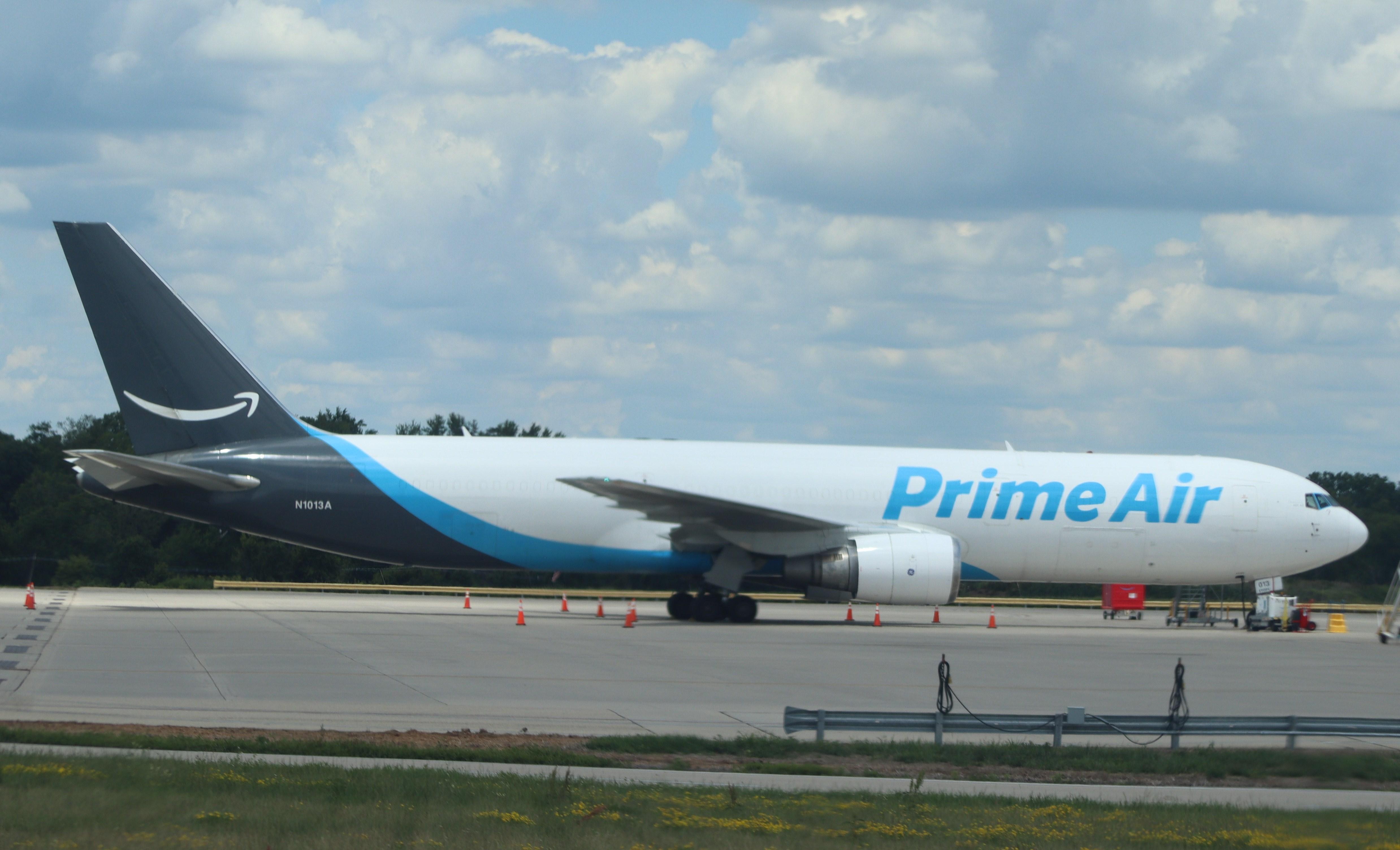 N1013A @ KRFD - Boeing 767-36N/SF - by MarkPasqualino