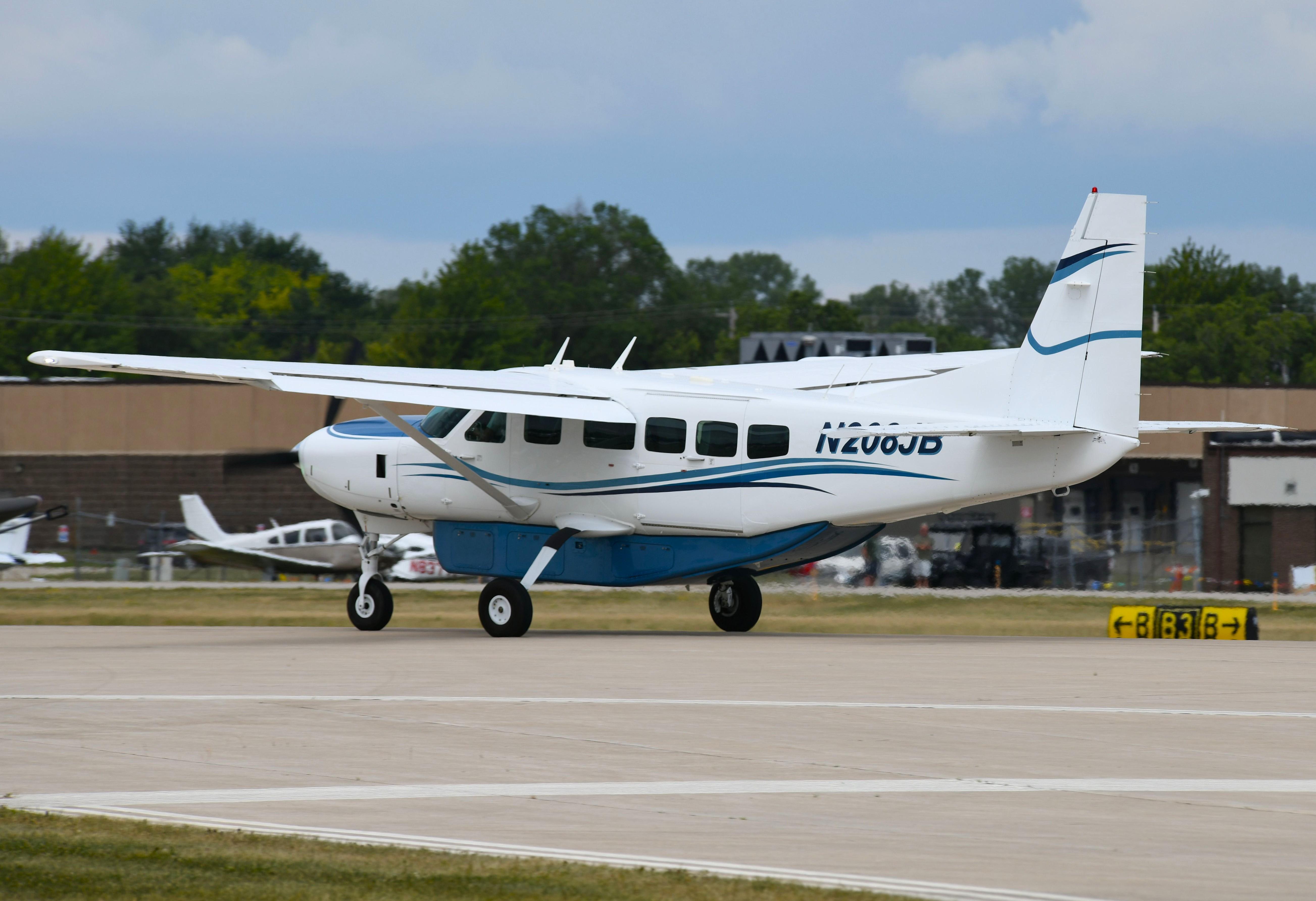 Aircraft N208JB, Bimini Air Ce208 arriving at OSH, at KMKE, photo by FerryPNL