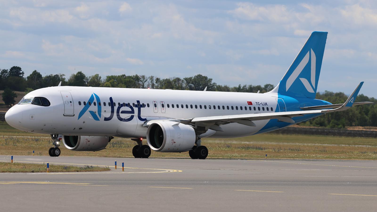 Aircraft TC-LUK, Taxiing for departure from runway 34, at LOWW, photo by Hotshot