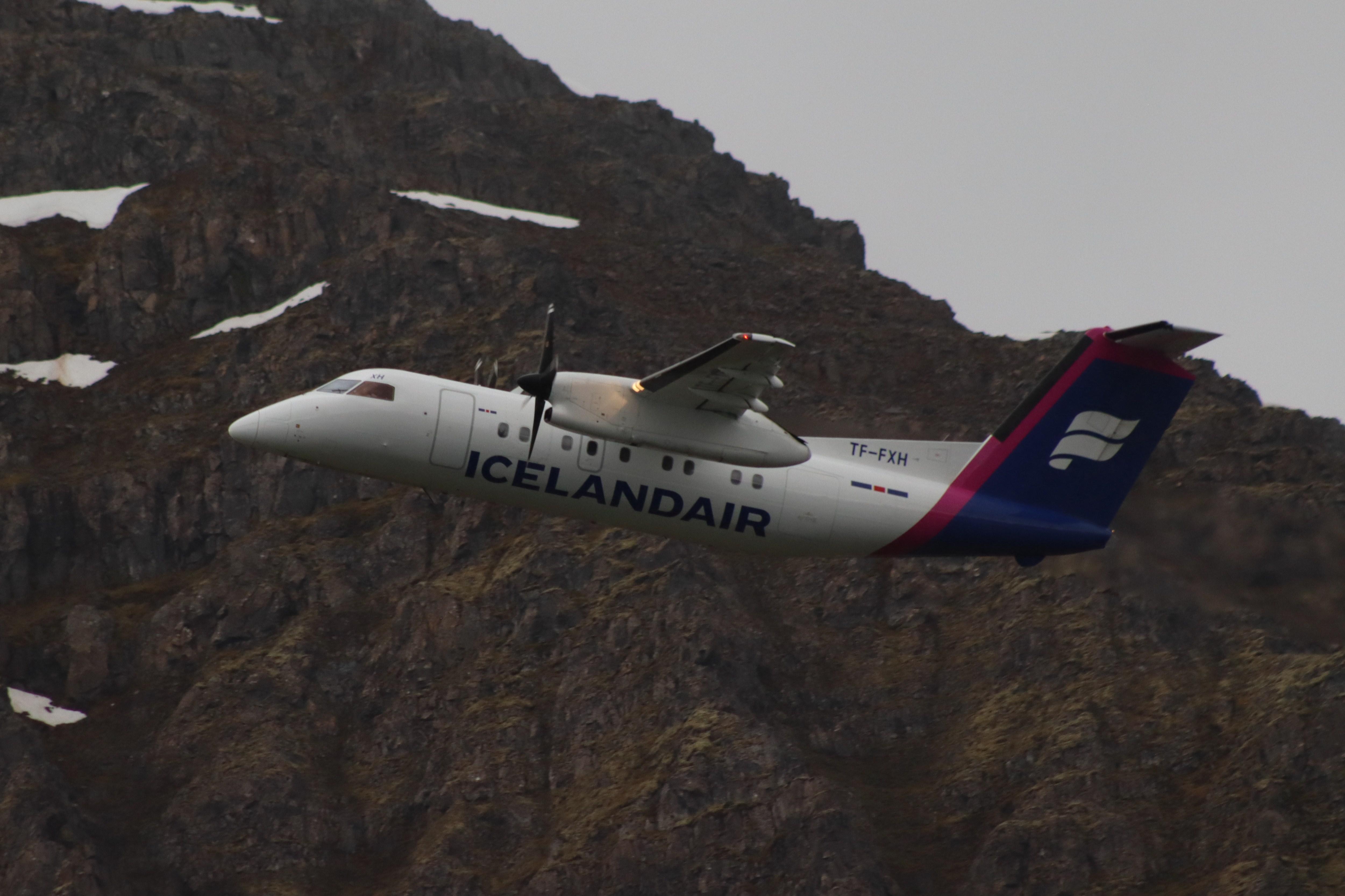 Aircraft TF-FXH, DHC-8-202, at BIIS, photo by MarkPasqualino