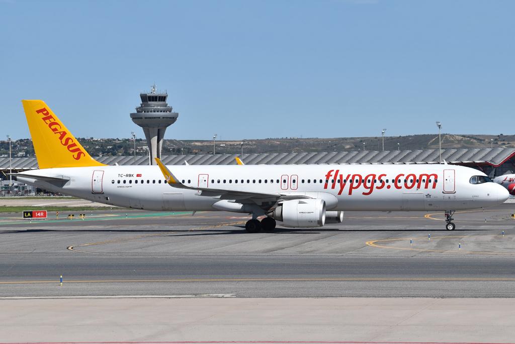 TC-RBK @ LEMD - Taxiing - by micka2b