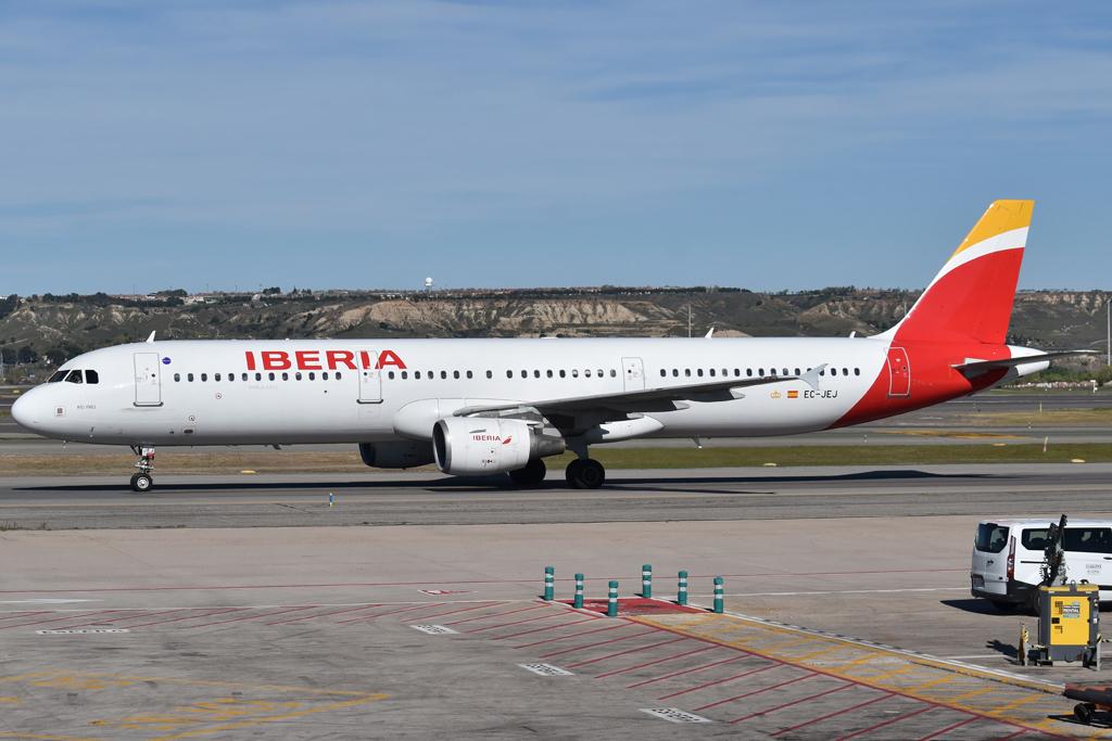 Aircraft EC-JEJ, Taxiing, at LEMD, photo by micka2b