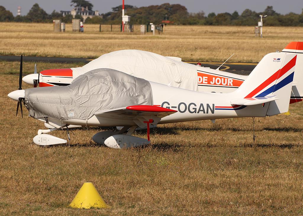 G-OGAN @ LFBH - Parked in the grass... - by Shunn311